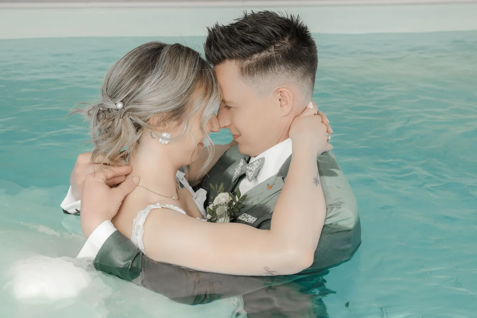 Couple de mariés s'enlaçant dans une piscine, photo de mariage - Cindy Poulet photographe