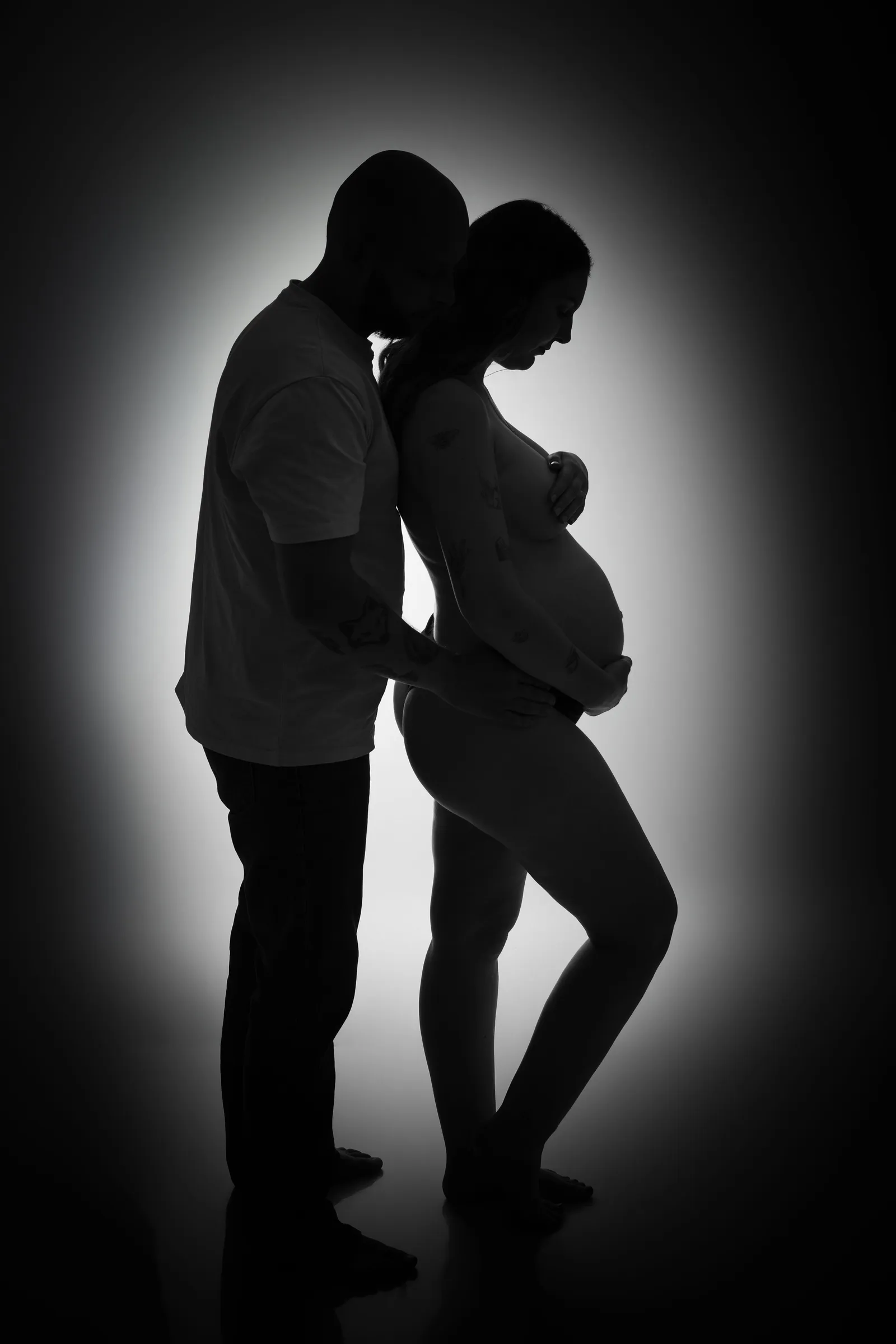 Silhouette de couple enceinte en noir et blanc, portrait maternité artistique - Cindy Poulet photographe