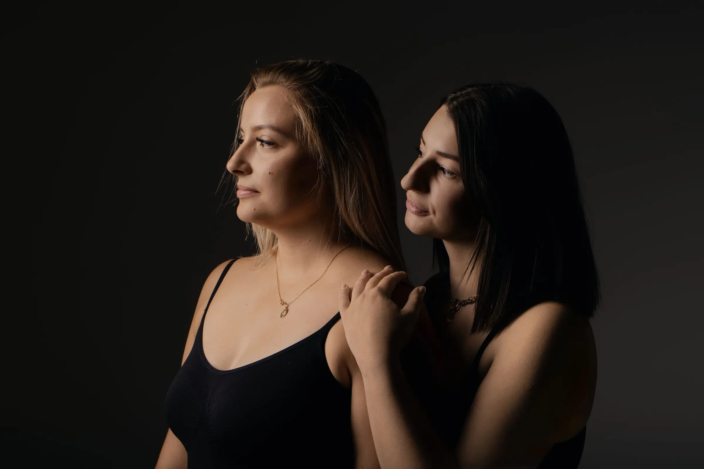 Deux femmes de profil dans un studio sombre, portrait Élégance et Ombre - Cindy Poulet photographe