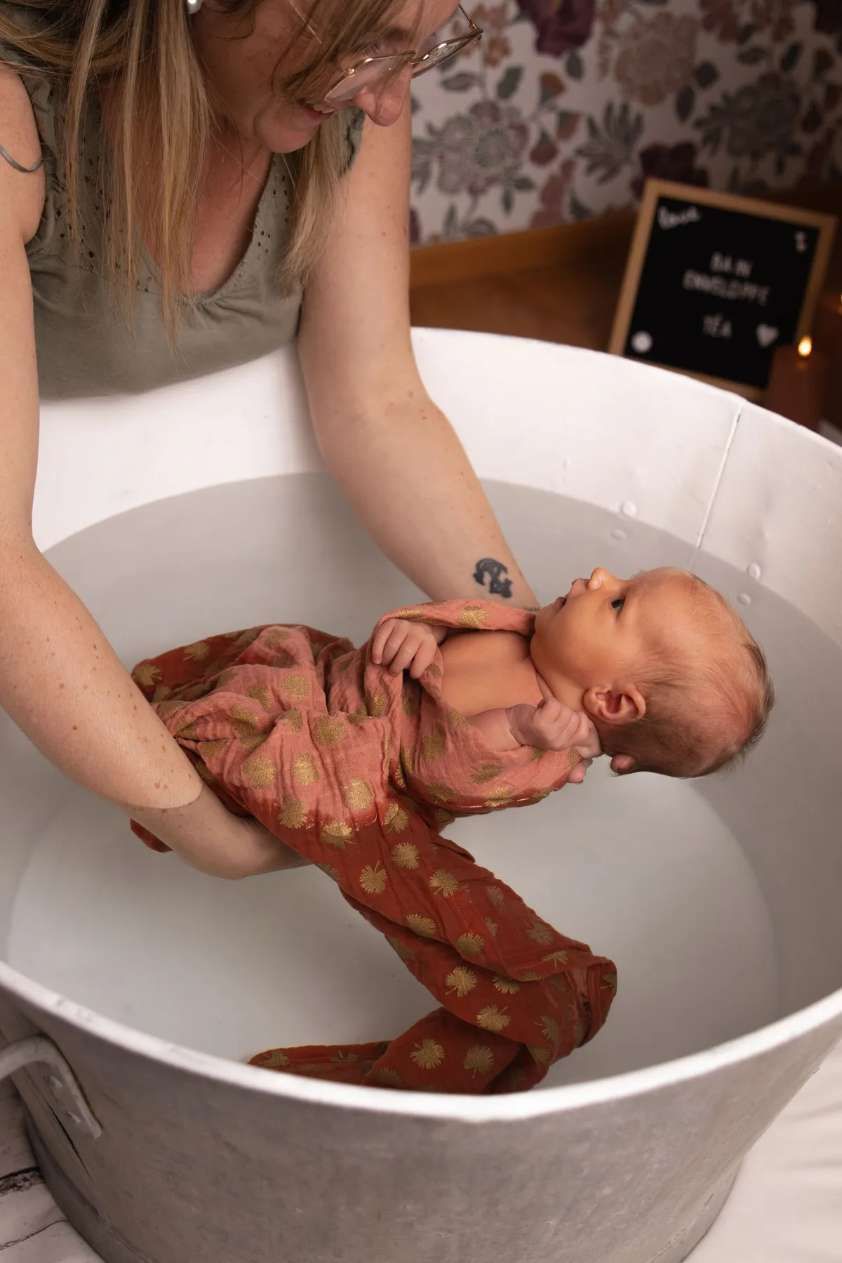 Nouveau-né emmailloté plongé dans l'eau lors d'un atelier bain enveloppé - Cindy Poulet photographe