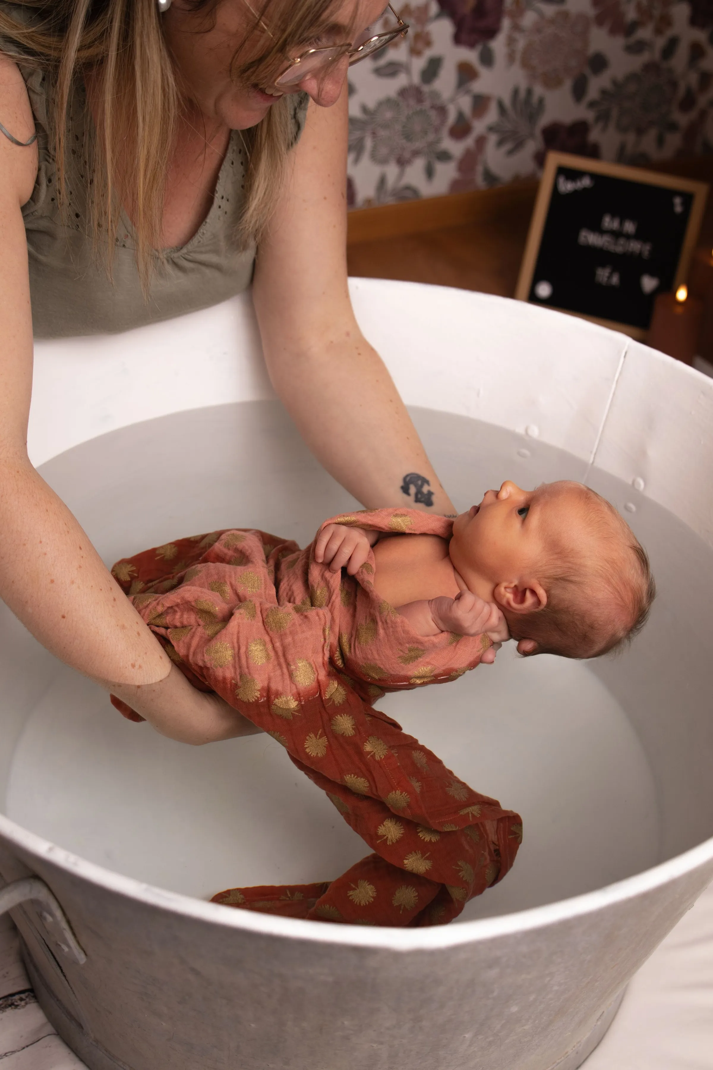 Nouveau-né emmailloté plongé dans l'eau lors d'un atelier bain enveloppé - Cindy Poulet photographe