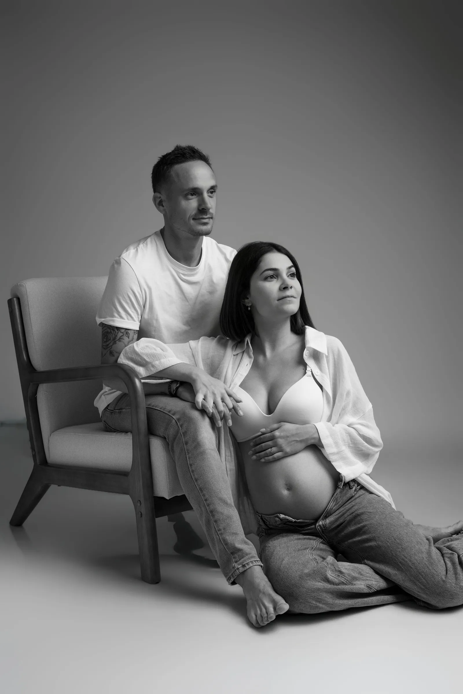 Portrait de famille en noir et blanc avec femme enceinte, séance photo maternité en studio par Cindy Poulet Photographe