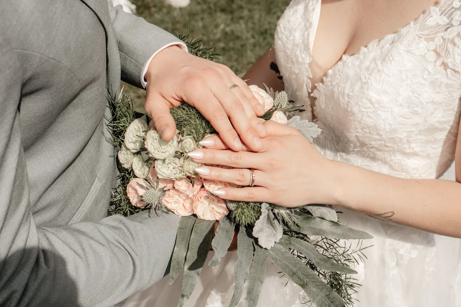 Mains des mariés tenant un bouquet de fleurs, alliance, photo mariage - Cindy Poulet photographe
