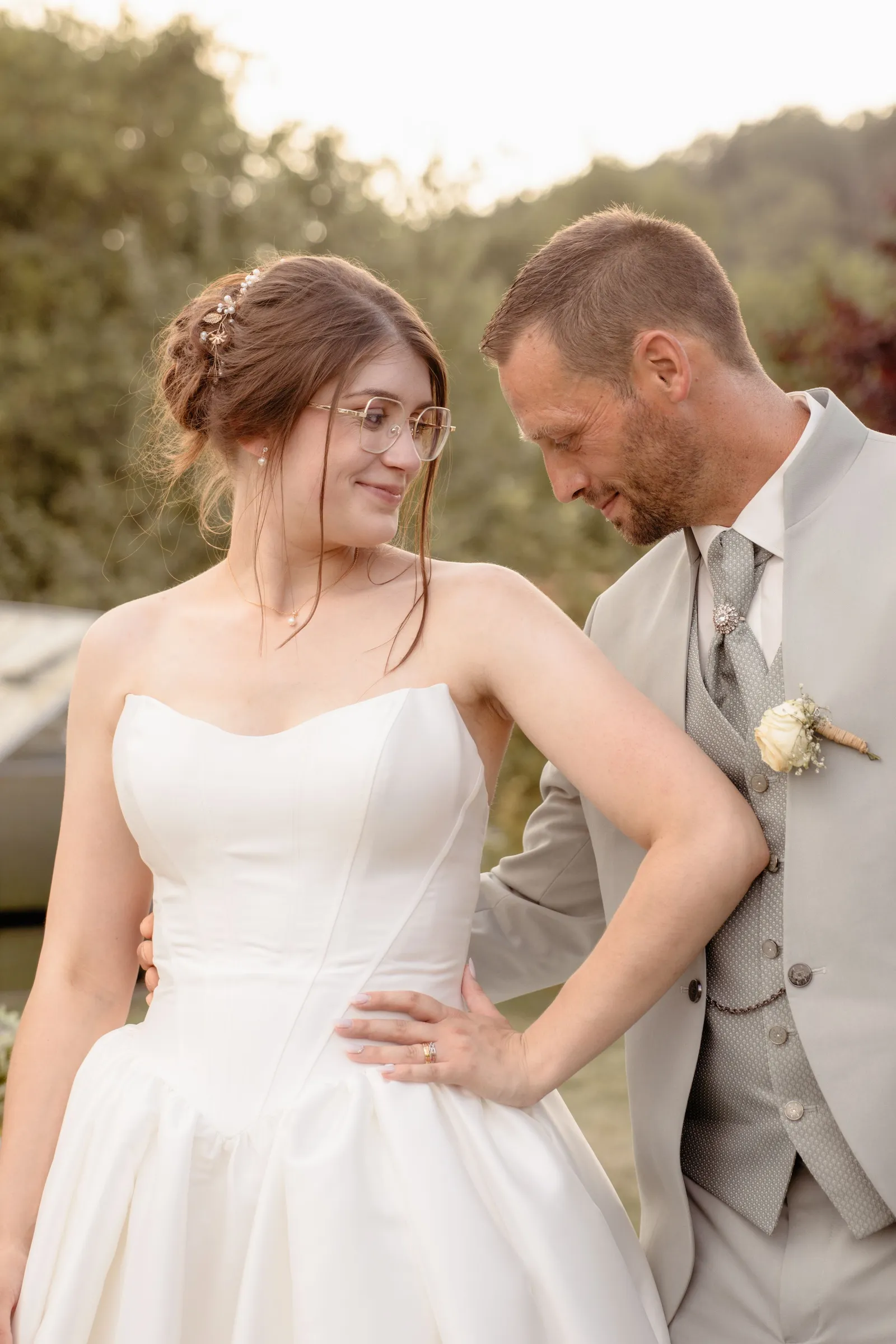 Mariée souriante et son mari en extérieur, portrait de couple complice - Cindy Poulet photographe