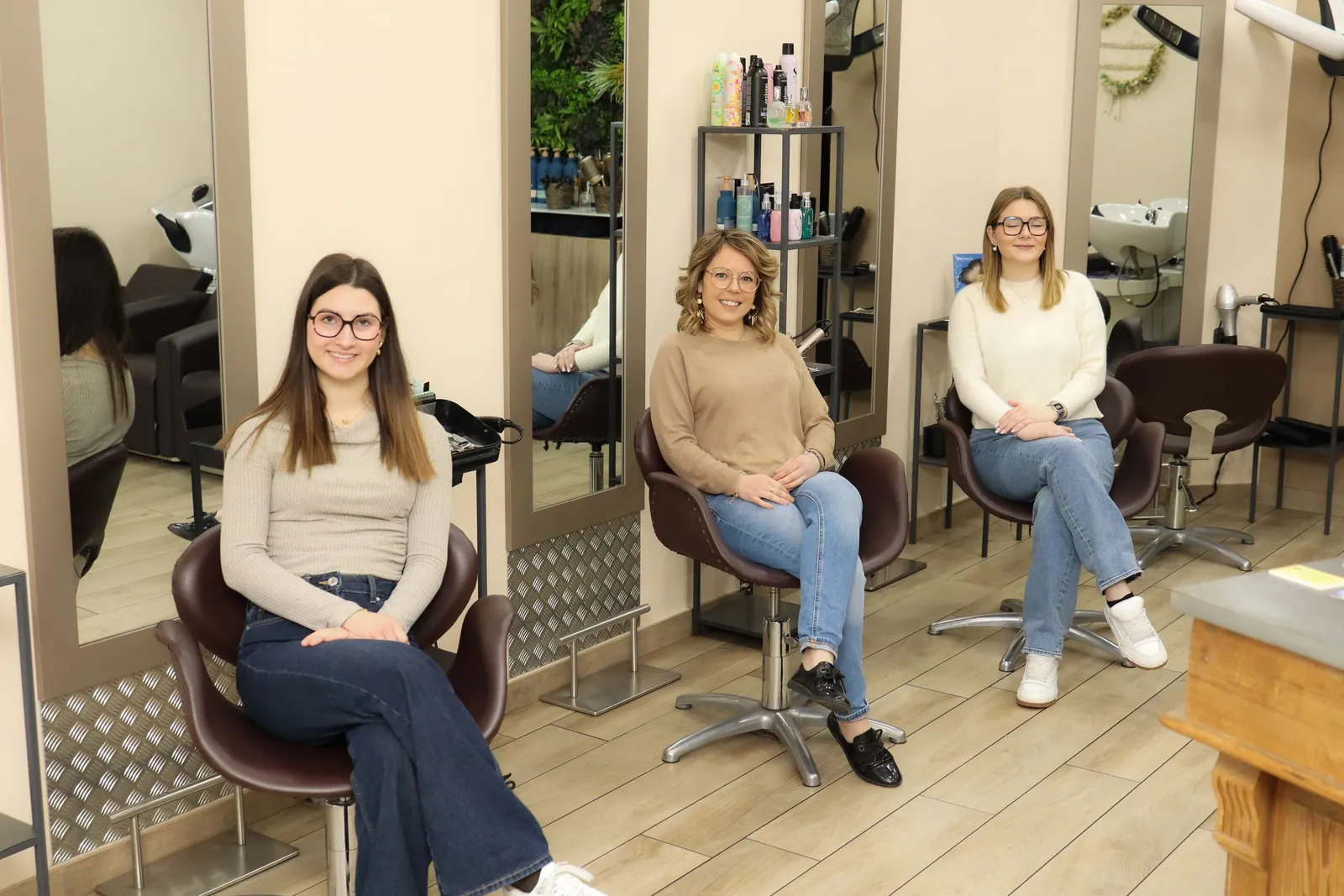 Photo de groupe de l'équipe d'un salon de coiffure, par Cindy Poulet Photographe proche Laon.