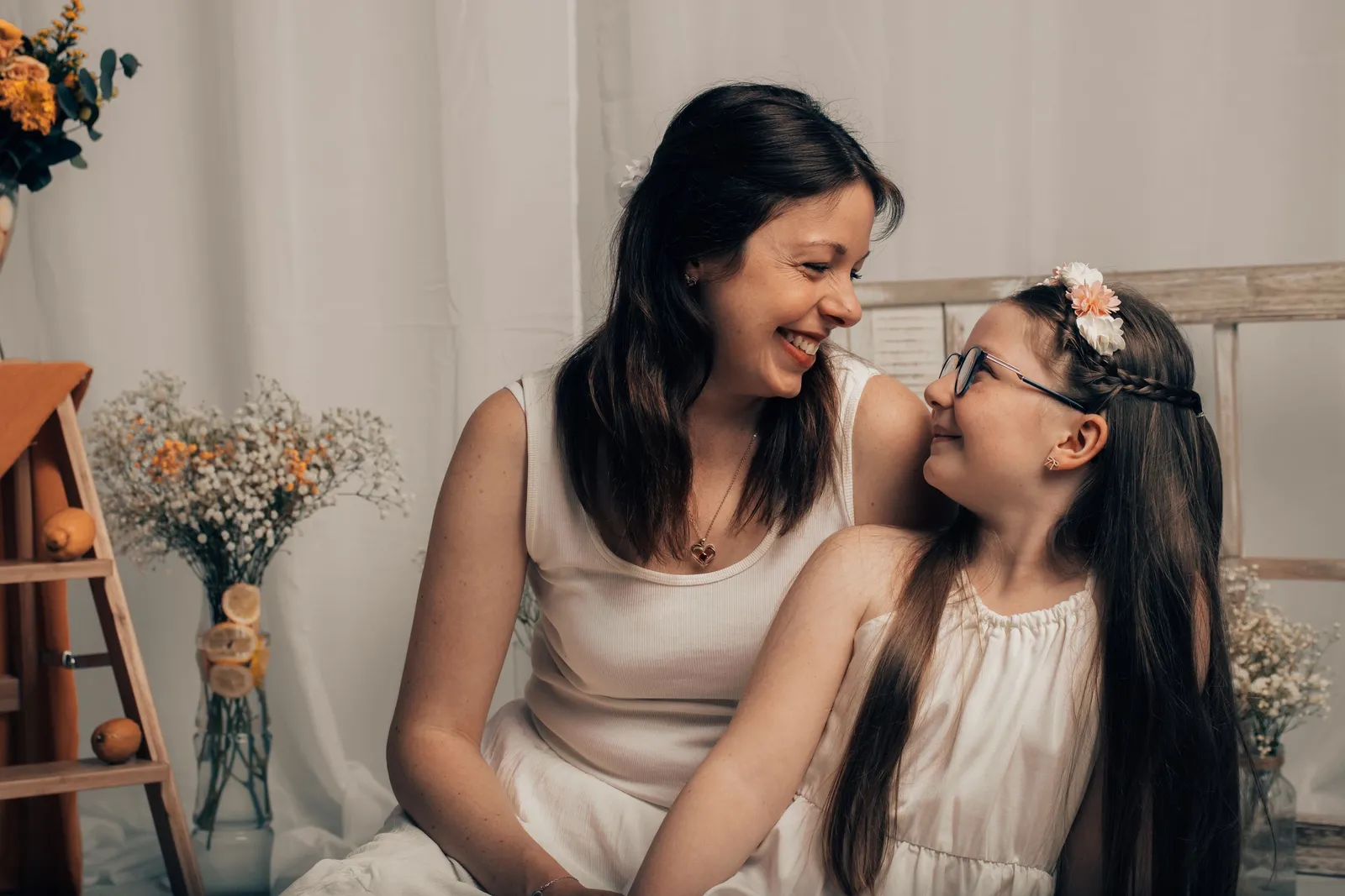 Mère et fille souriantes se regardant tendrement, portrait famille studio - Cindy Poulet photographe