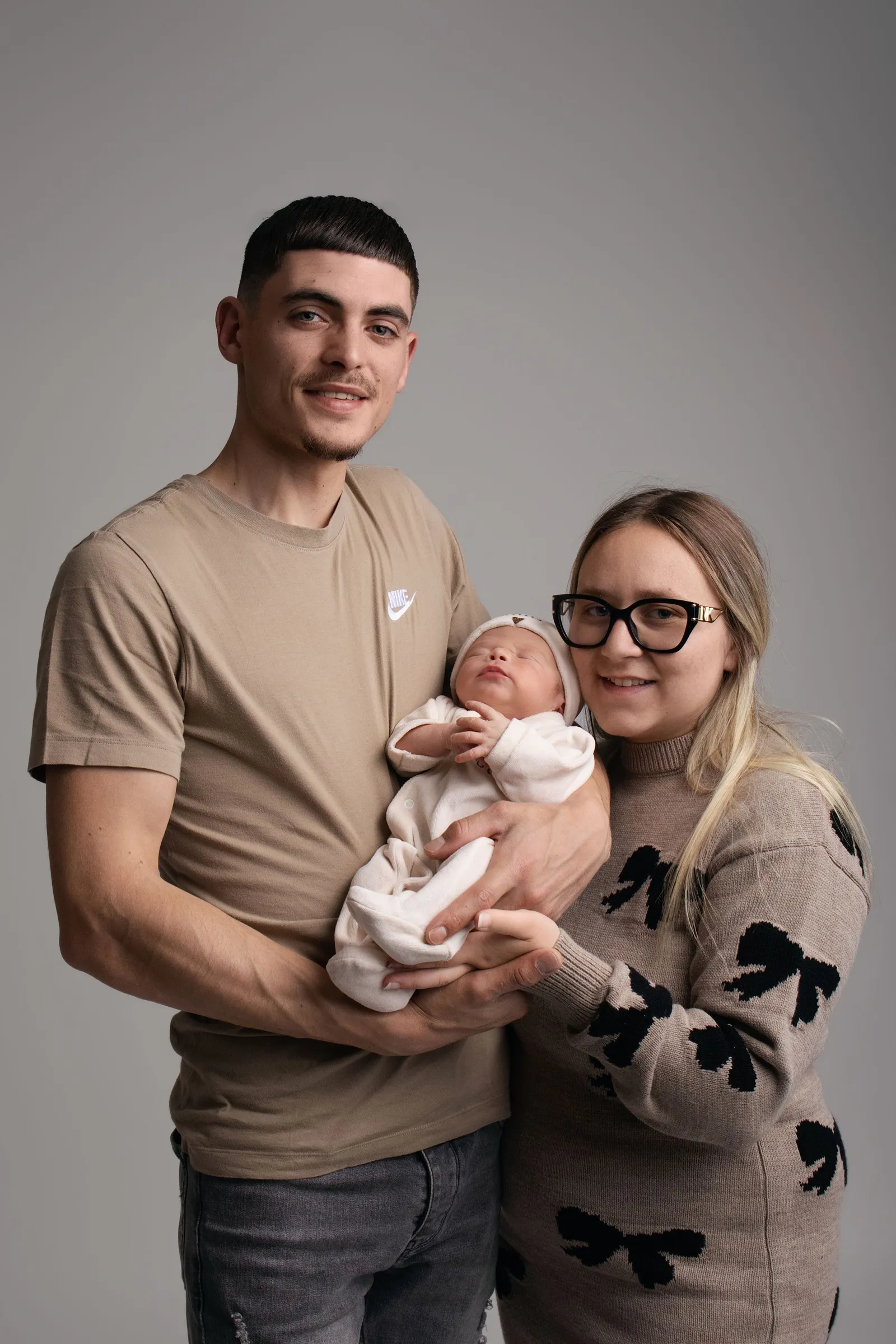 Couple tenant leur nouveau-né dans leurs bras, séance photo naissance studio - Cindy Poulet photographe