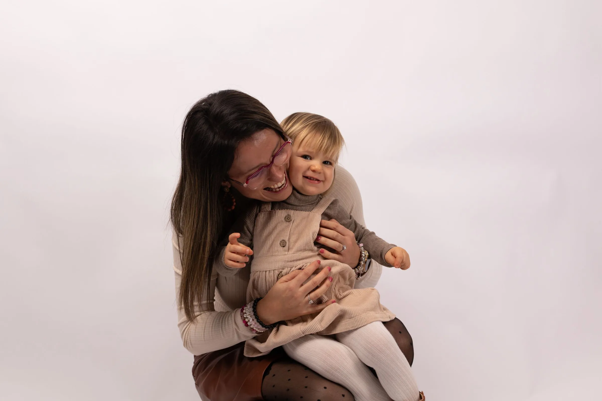 Portrait complice d'une maman et sa fille en studio. Séance photo famille douce et joyeuse par Pose Photographie & Bien Naître à Septvaux