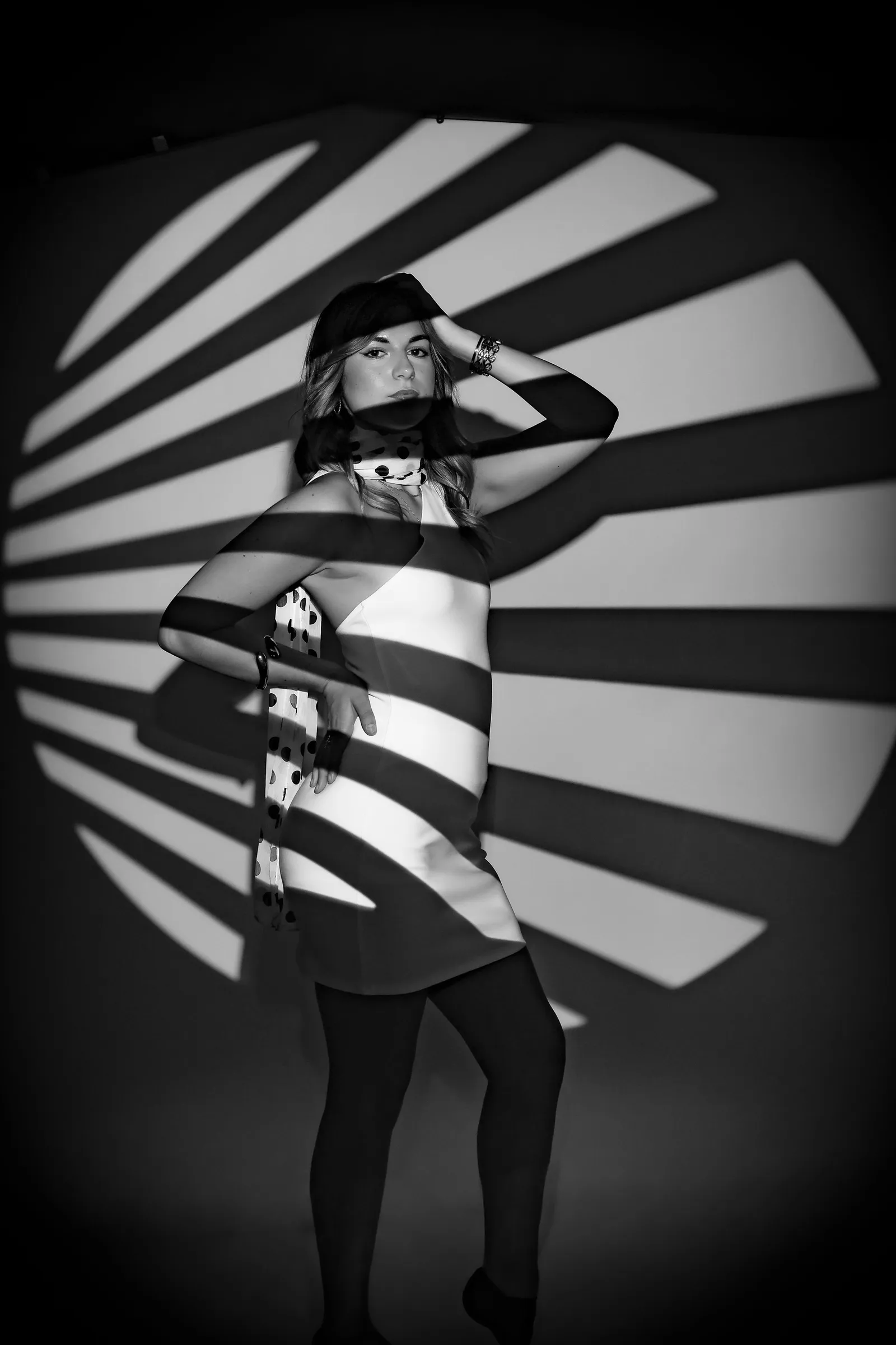 Portrait artistique avec jeux de lumières et ombres rayées, photographie créative - Cindy Poulet photographe