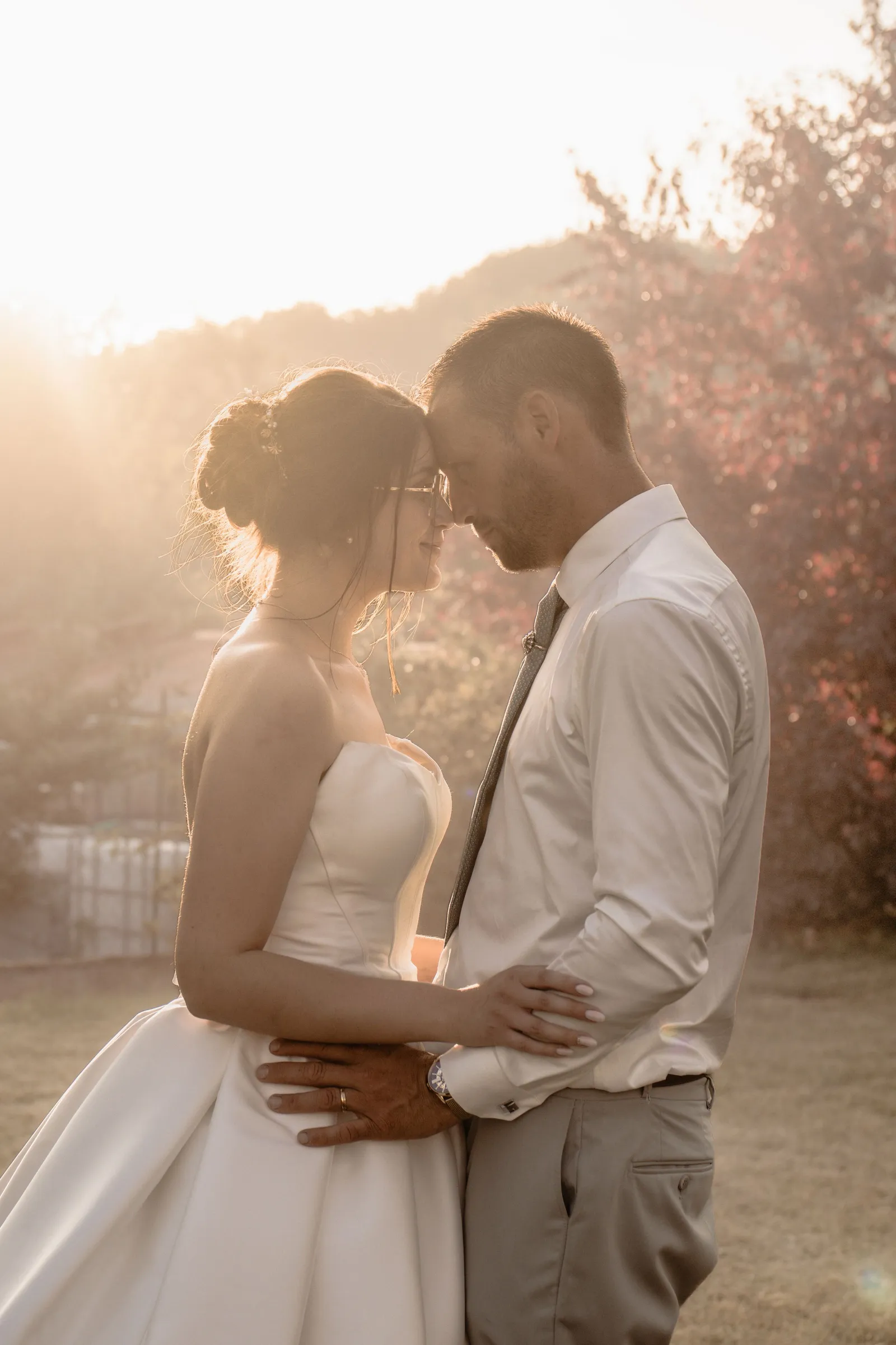 Couple de mariés front contre front à la lumière du soleil couchant - Cindy Poulet photographe