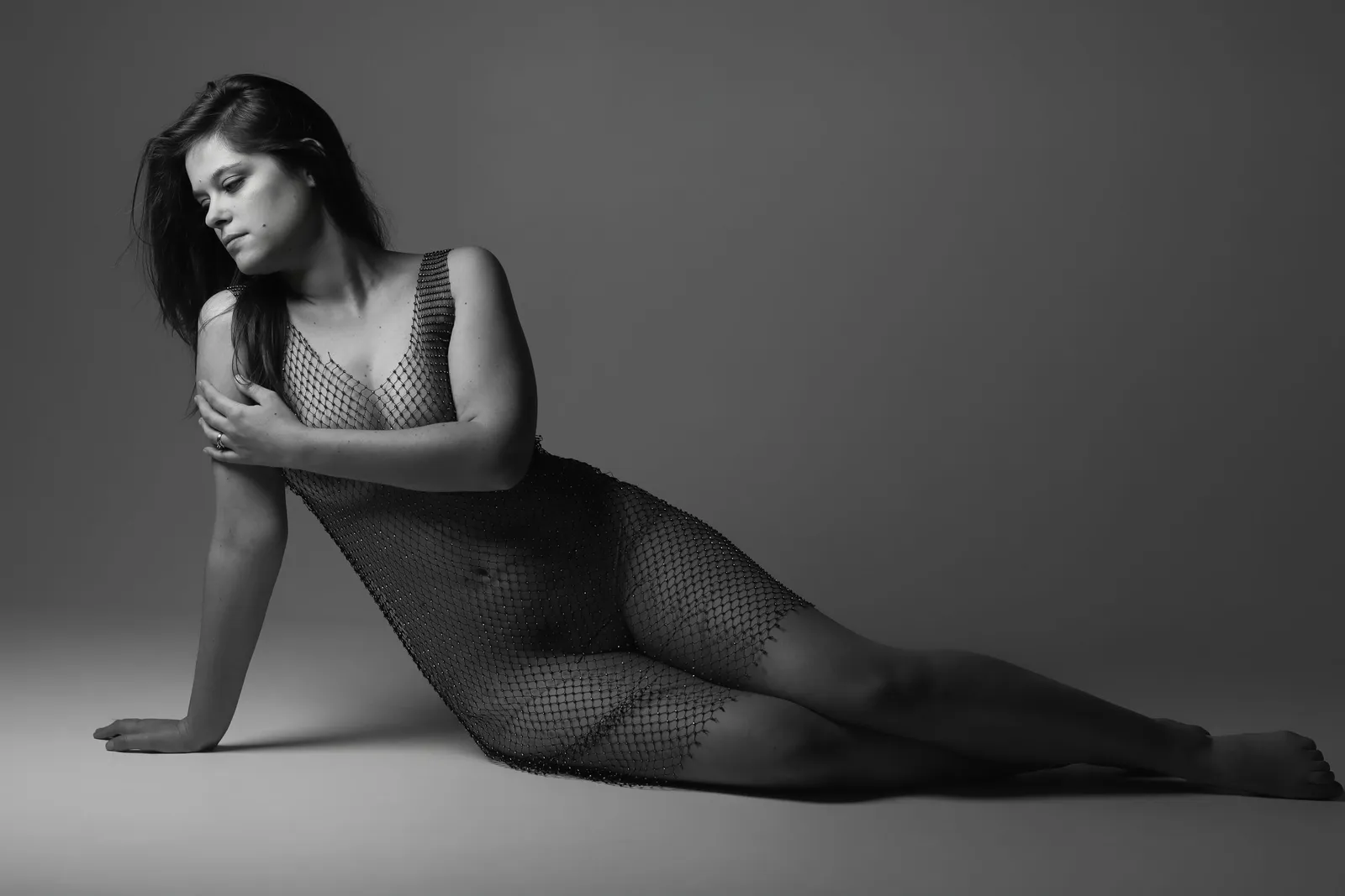 Portrait artistique noir et blanc d'une femme en body résille, par Cindy Poulet Photographe proche Soissons.