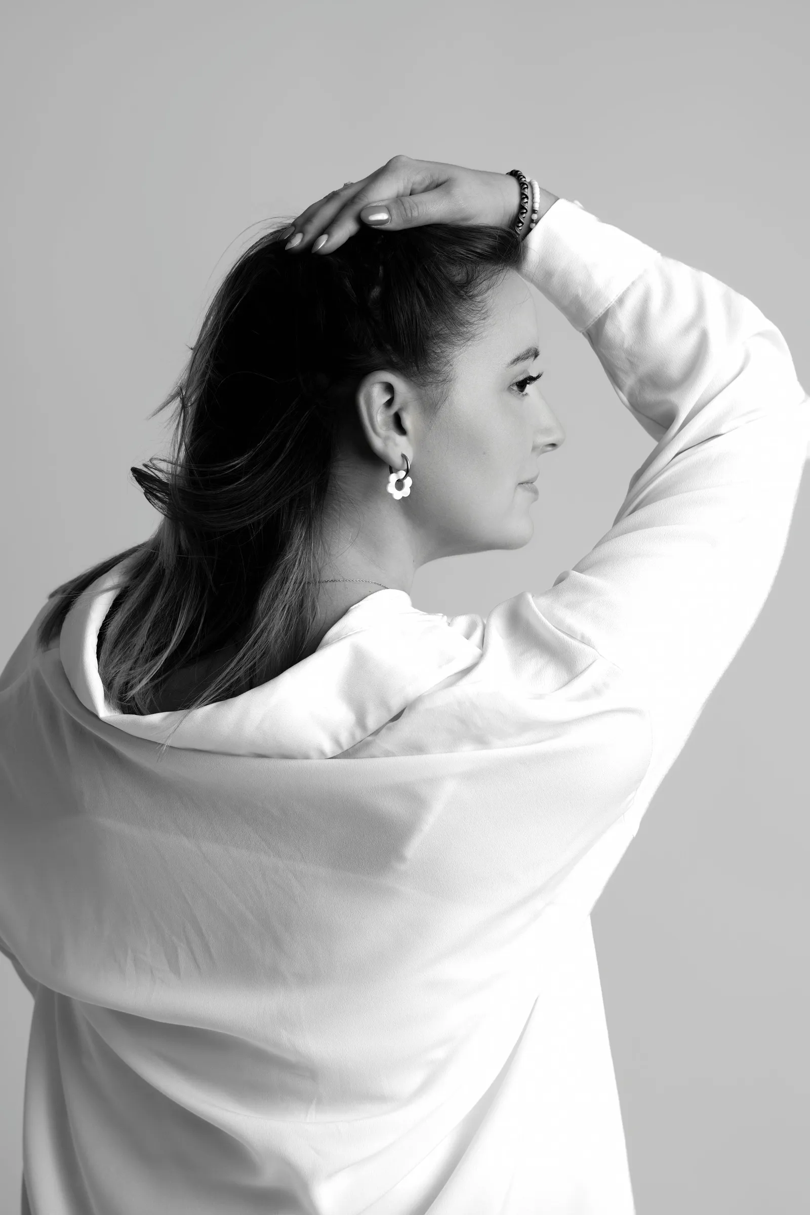 Portrait artistique noir et blanc d'une femme en chemise blanche, par Cindy Poulet Photographe à Septvaux.