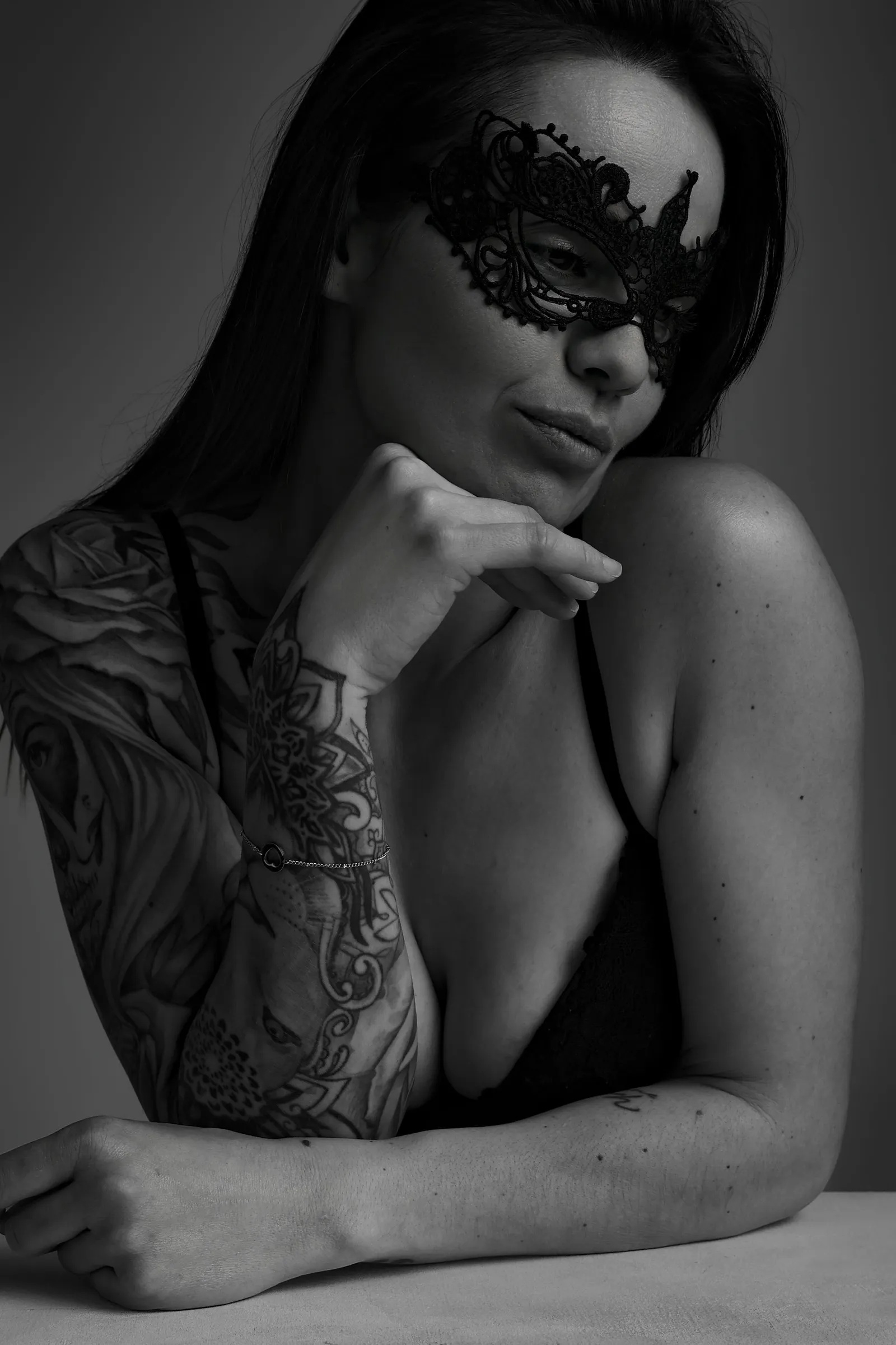 Femme en masque de dentelle noire avec tatouage, portrait boudoir - Cindy Poulet photographe