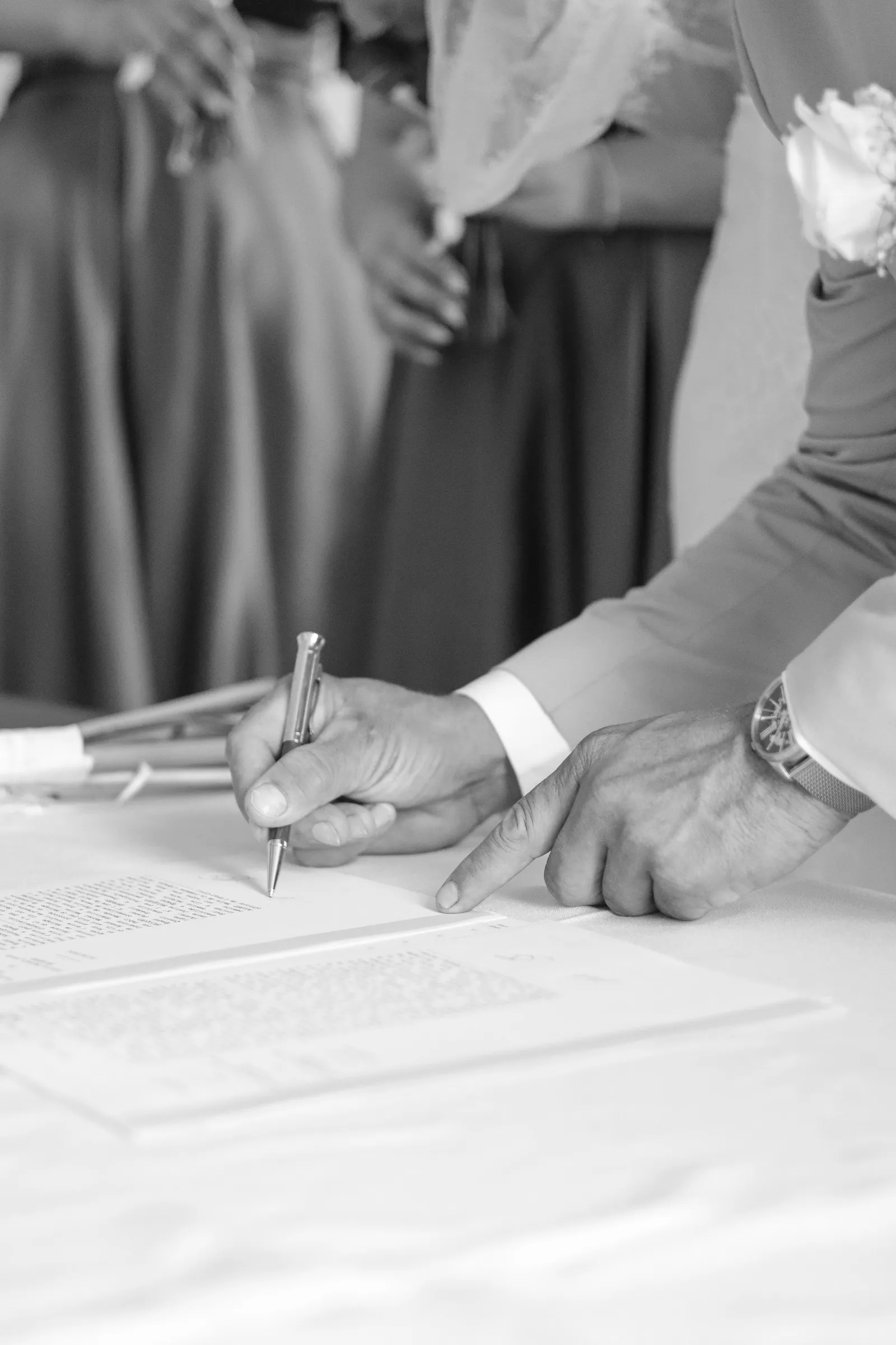 Le marié signant les registres de mariage, gros plan en noir et blanc - Cindy Poulet photographe