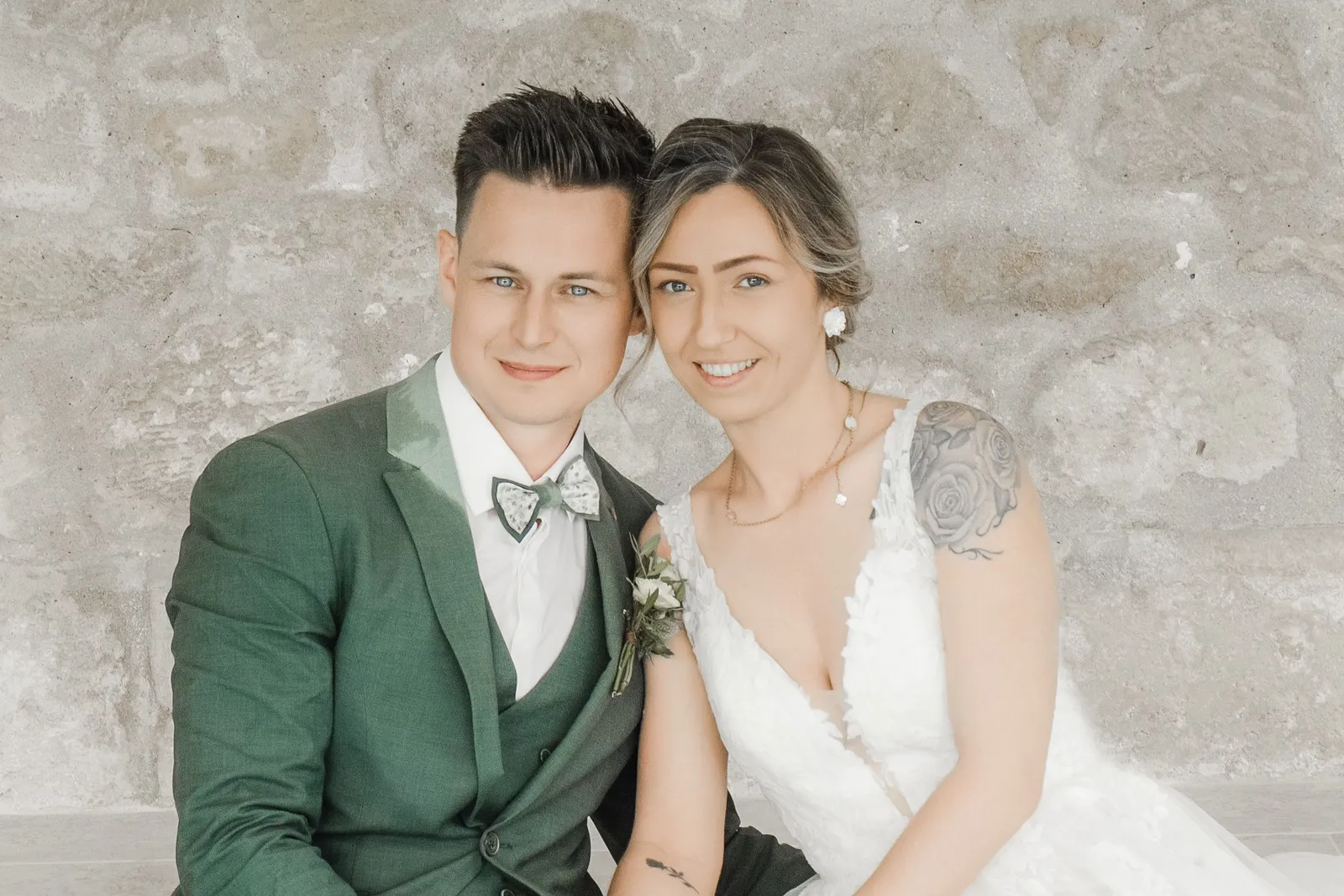Couple de mariés se tenant la main, photo de mariage - Cindy Poulet photographe