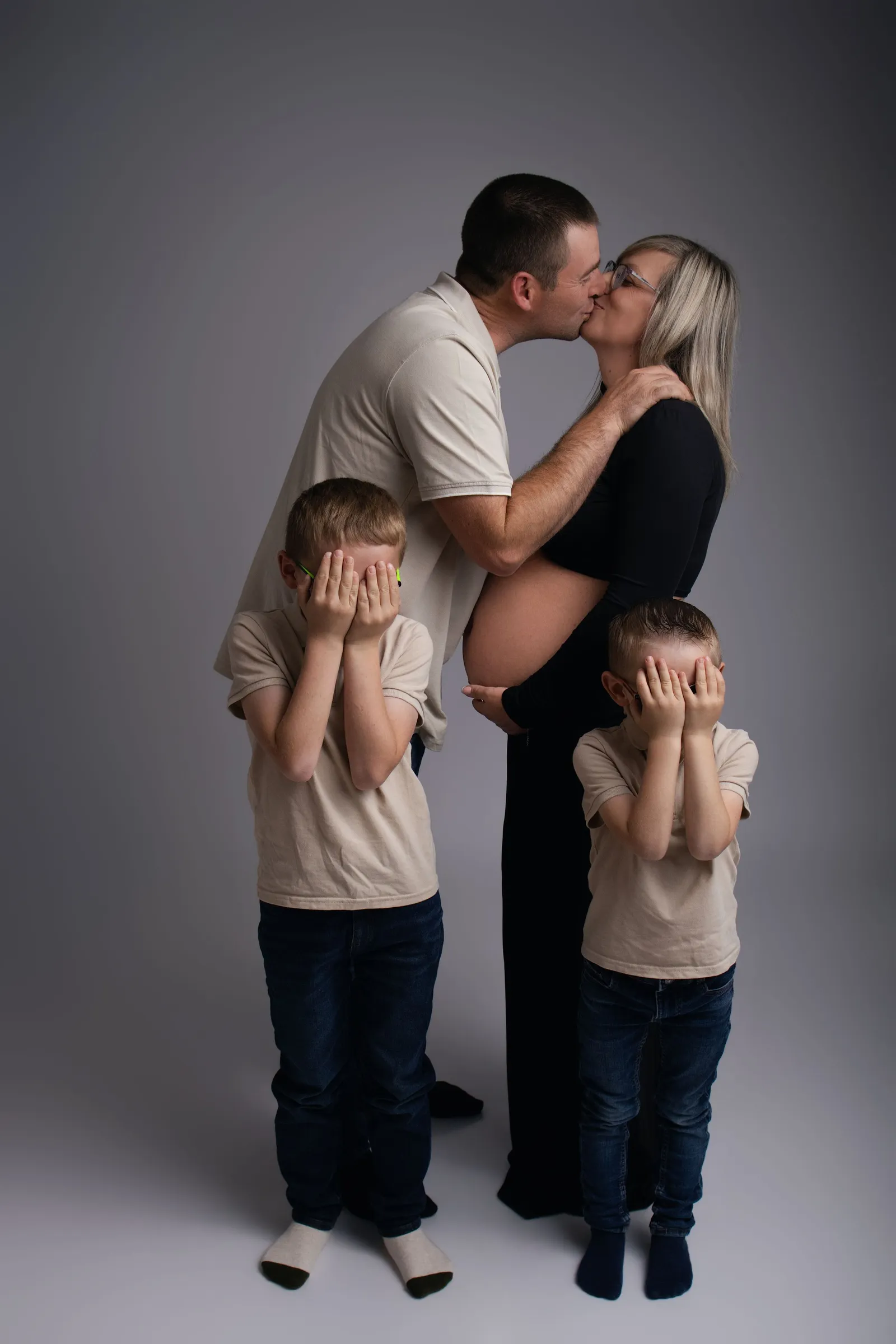 Couple avec ses deux enfants tenant leur nouveau-né, portrait naissance famille - Cindy Poulet photographe
