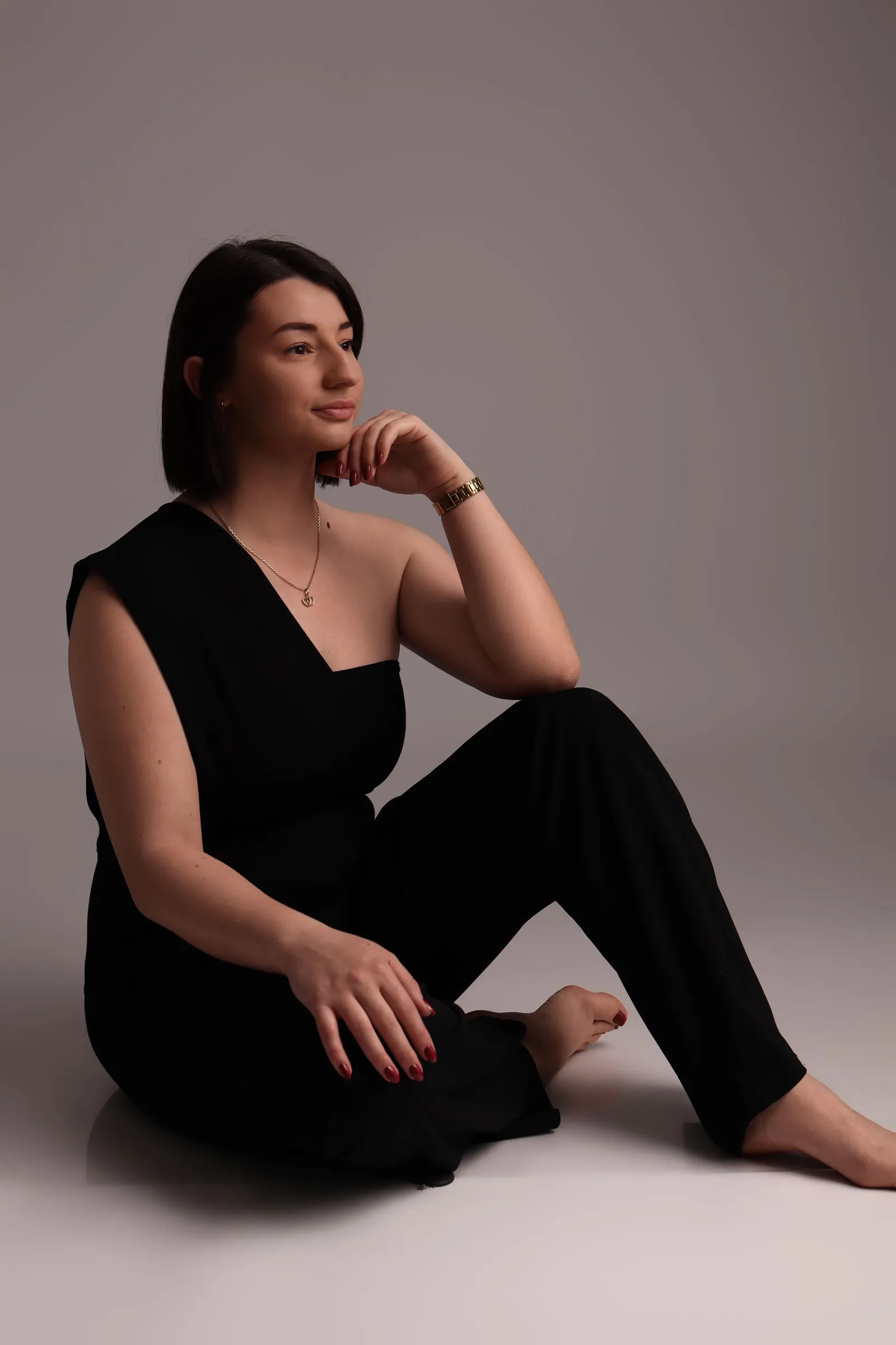 Femme en tenue noire élégante assise, portrait en studio - Cindy Poulet photographe