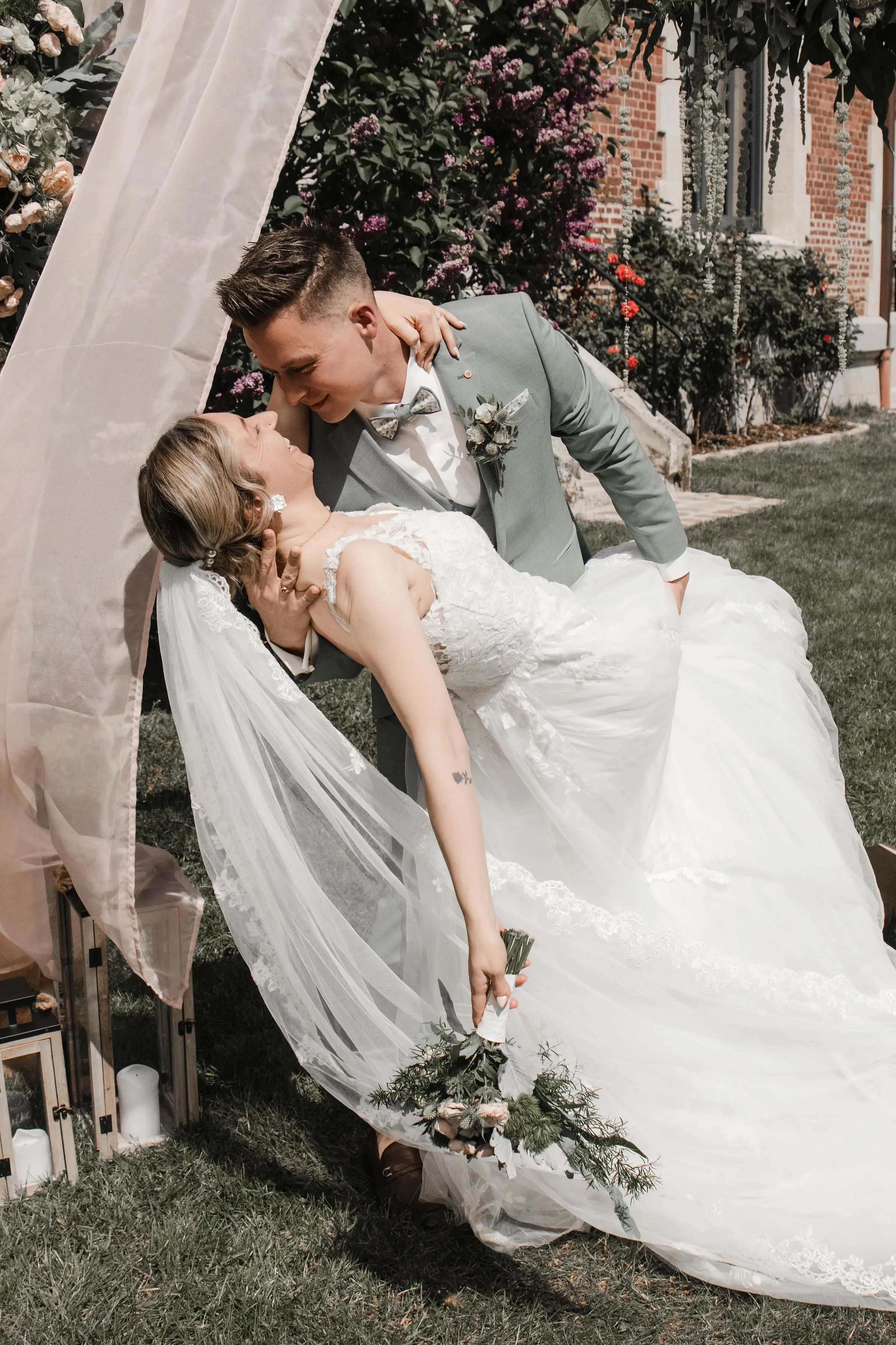 Couple de mariés s'embrassant dans un jardin, photo de mariage - Cindy Poulet photographe