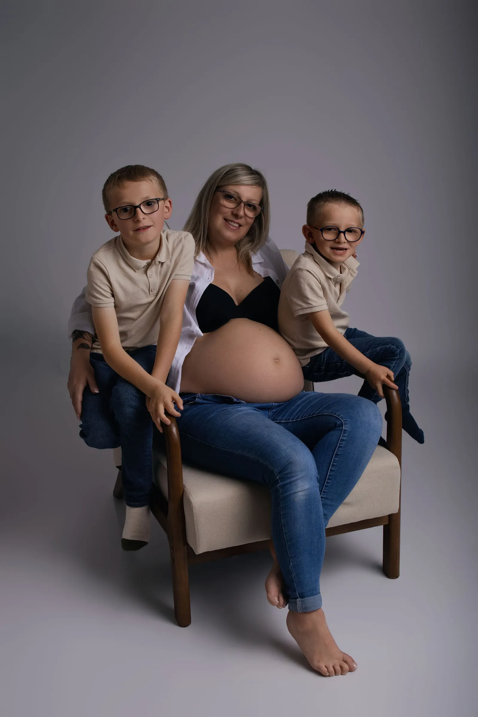 Famille de quatre personnes avec femme enceinte posant en studio, portrait famille maternité - Cindy Poulet photographe