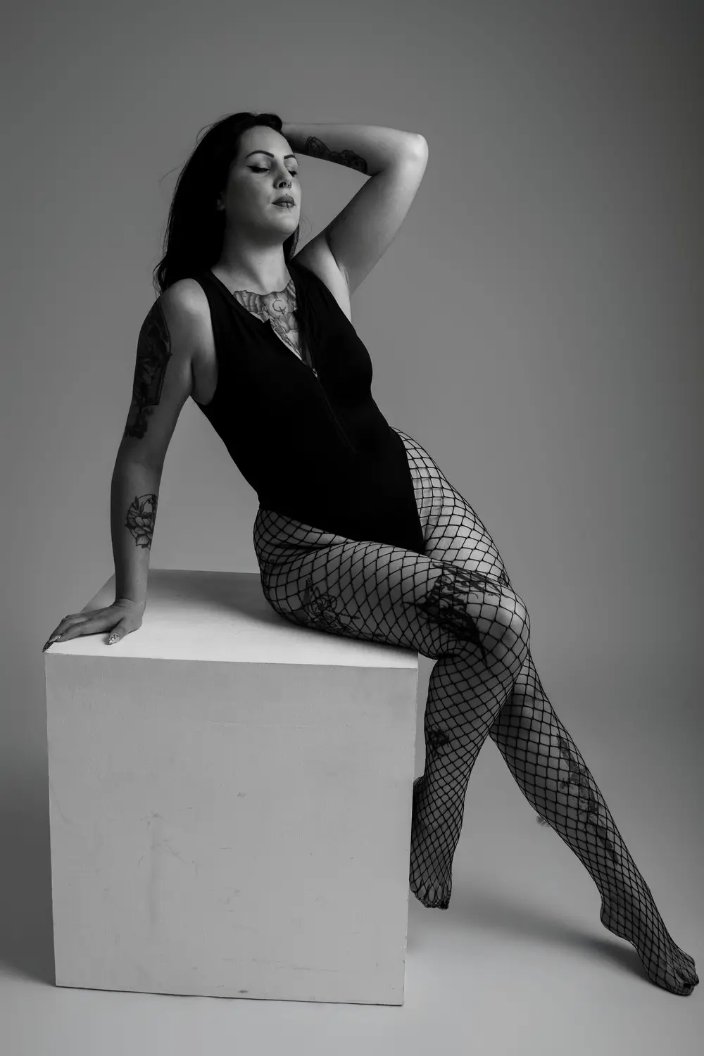 Portrait boudoir élégant en studio, lumière douce - Cindy Poulet photographe