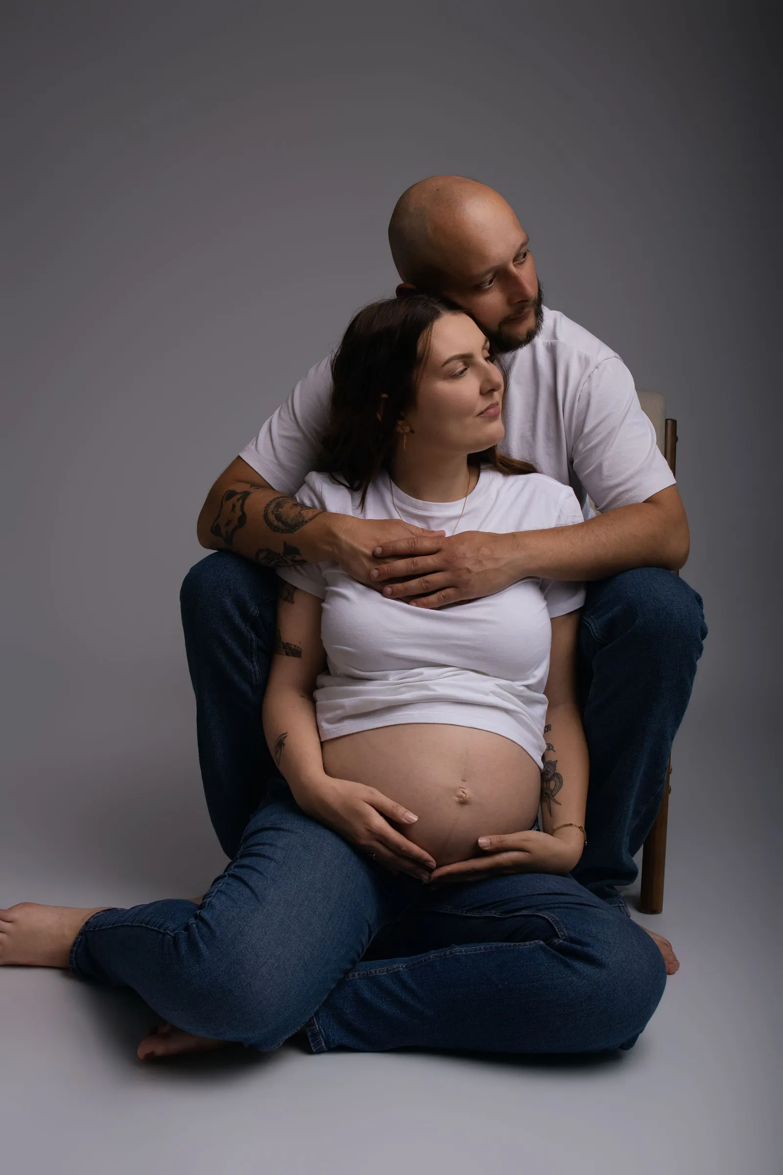 Homme embrassant le ventre de sa femme enceinte, séance maternité studio - Cindy Poulet photographe