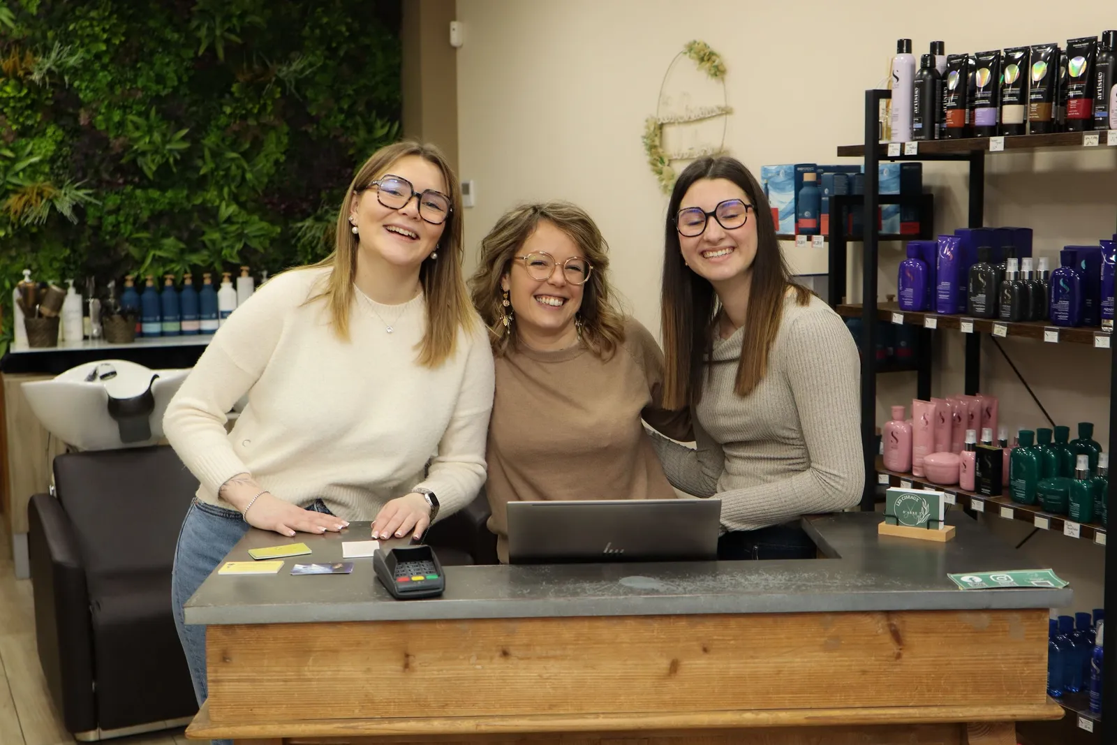 Portrait d'une équipe de trois femmes souriantes dans un salon de coiffure, par Cindy Poulet Photographe proche Laon.