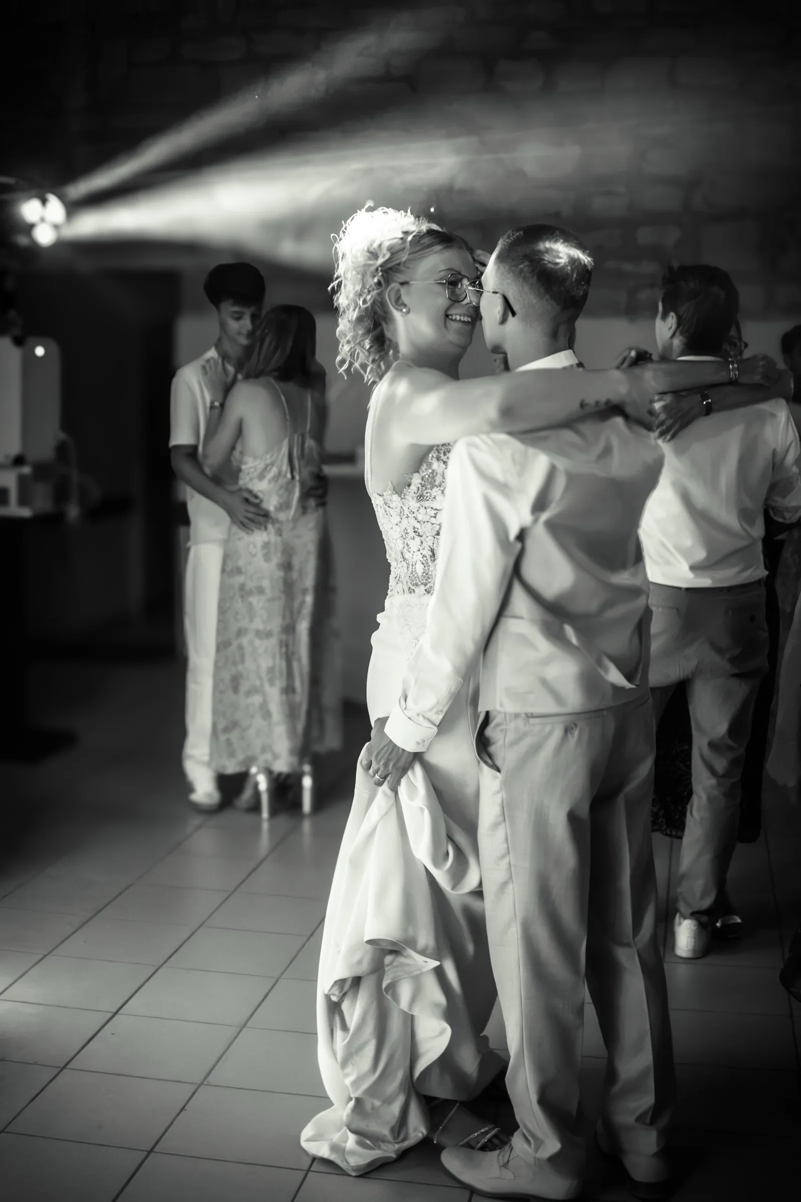 Danse des mariés enlacés sur la piste, soirée de mariage en noir et blanc - Cindy Poulet photographe