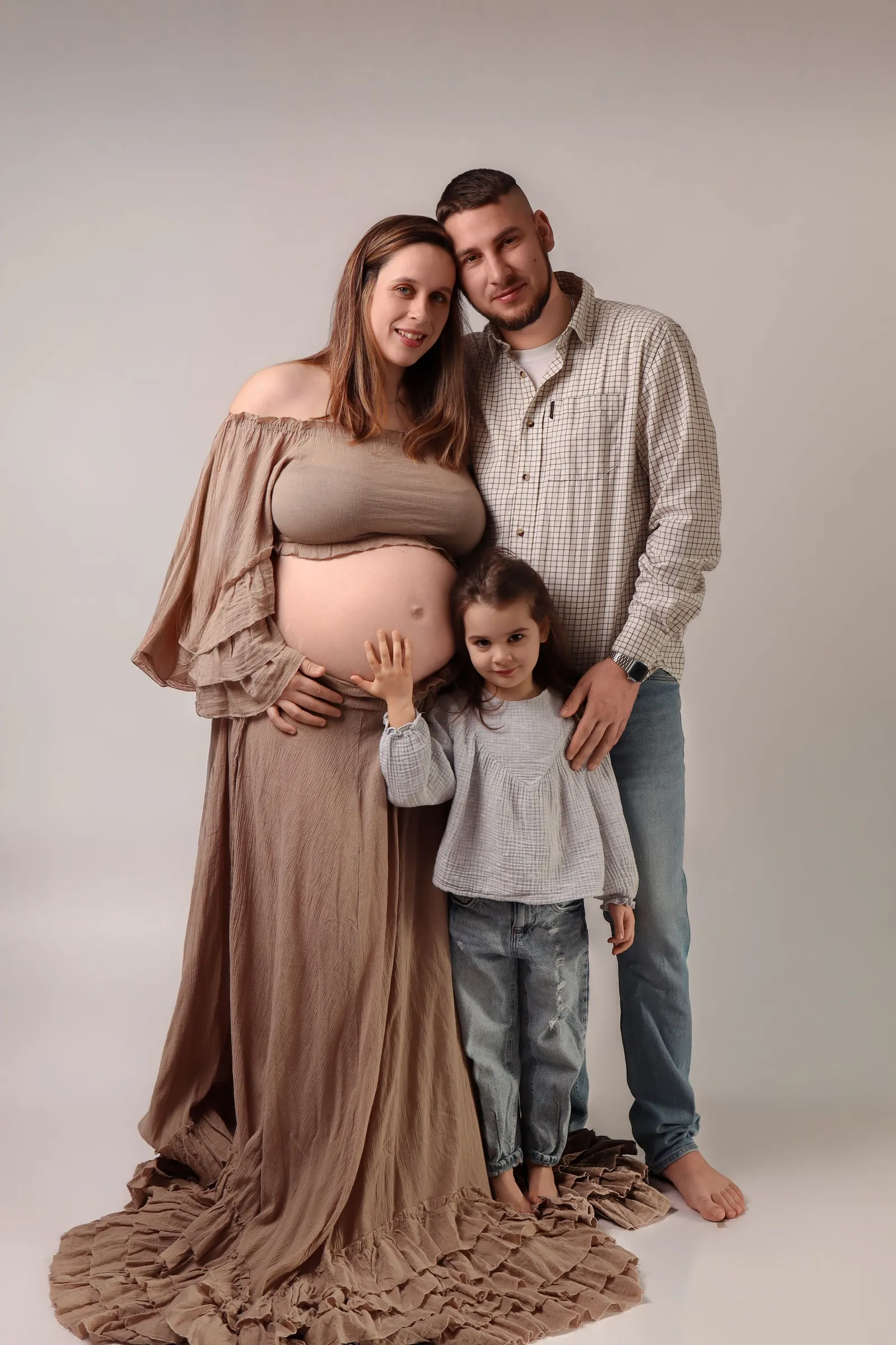 Portrait de famille et séance photo de grossesse en studio, futurs parents avec leur enfant, par Cindy Poulet Photographe