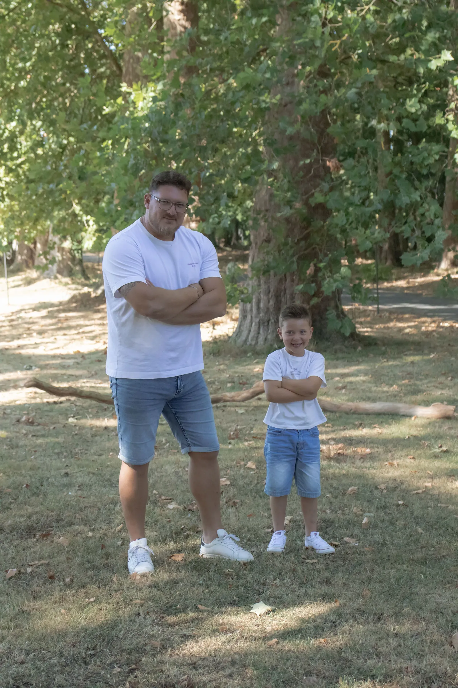 Papa et son fils bras croisés en extérieur, portrait père-fils complice - Cindy Poulet photographe