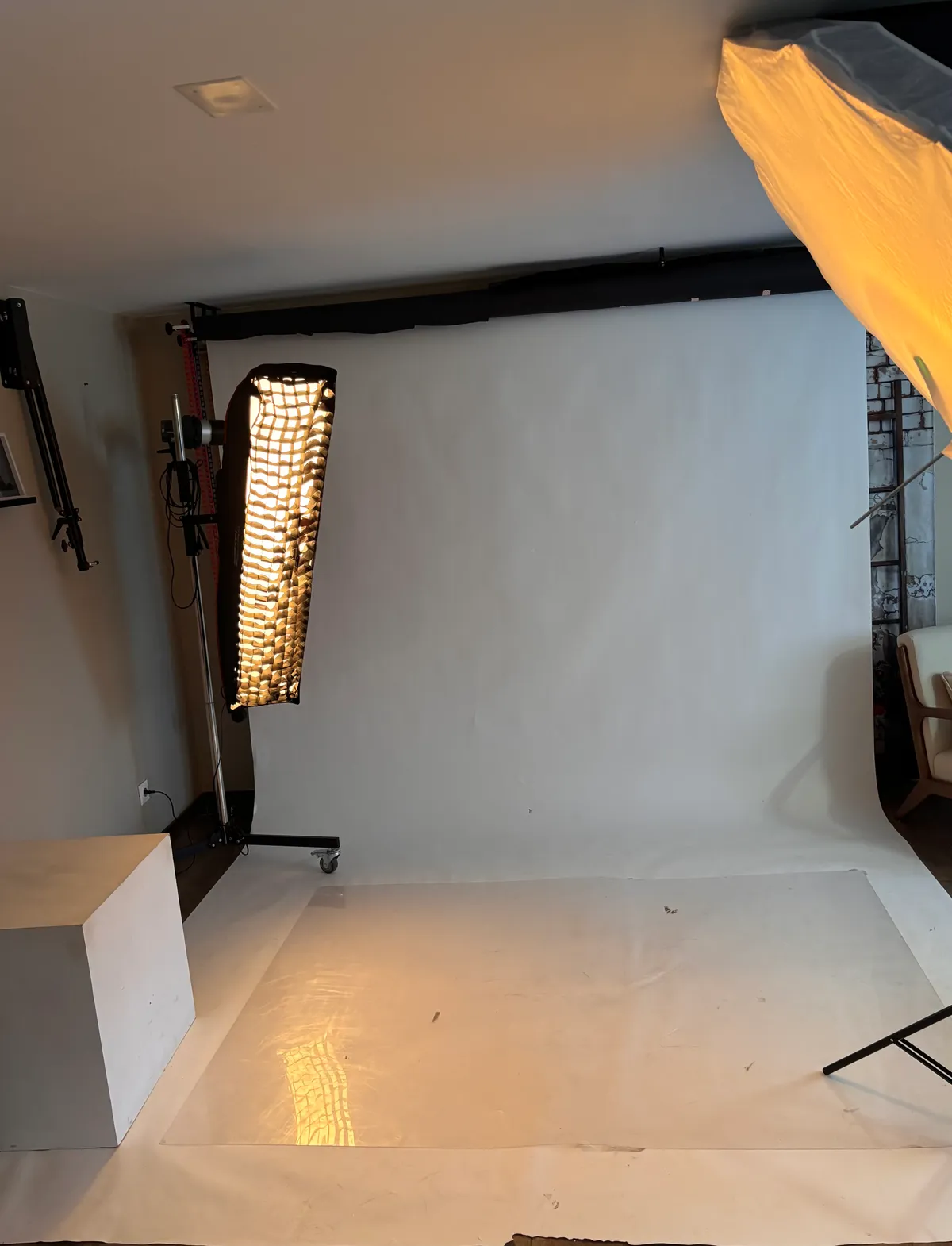 Plateau de prise de vue du studio : fond papier blanc, softboxes et cube de pose pour portraits et nouveau-nés.