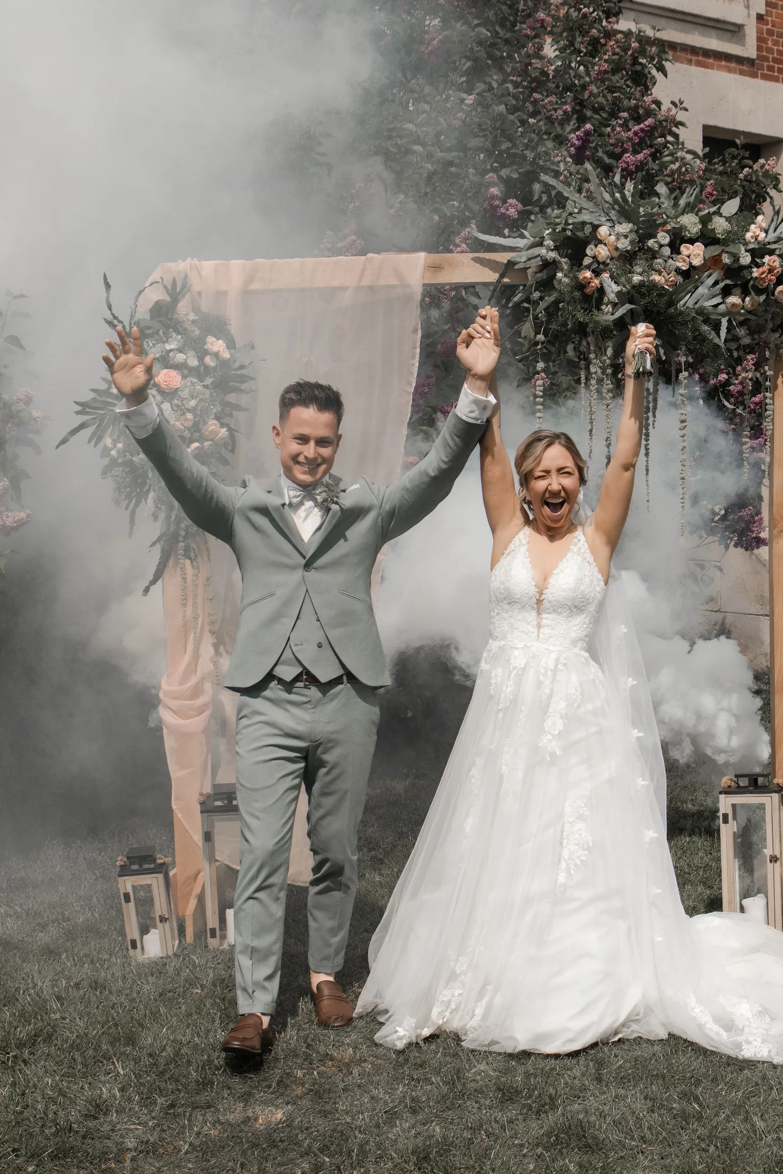 Couple de mariés célébrant avec fumigènes, photo mariage en extérieur - Cindy Poulet photographe