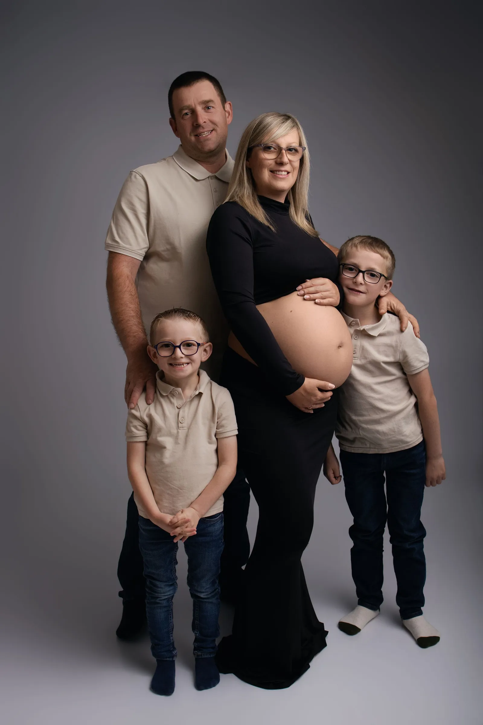 Famille avec enfants posant en studio, portrait famille maternité - Cindy Poulet photographe