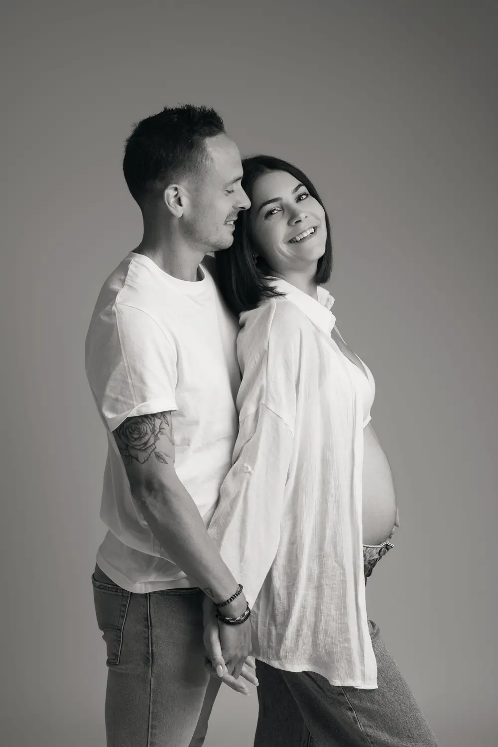 Future maman en robe lors d'une séance photo grossesse en studio - Cindy Poulet photographe