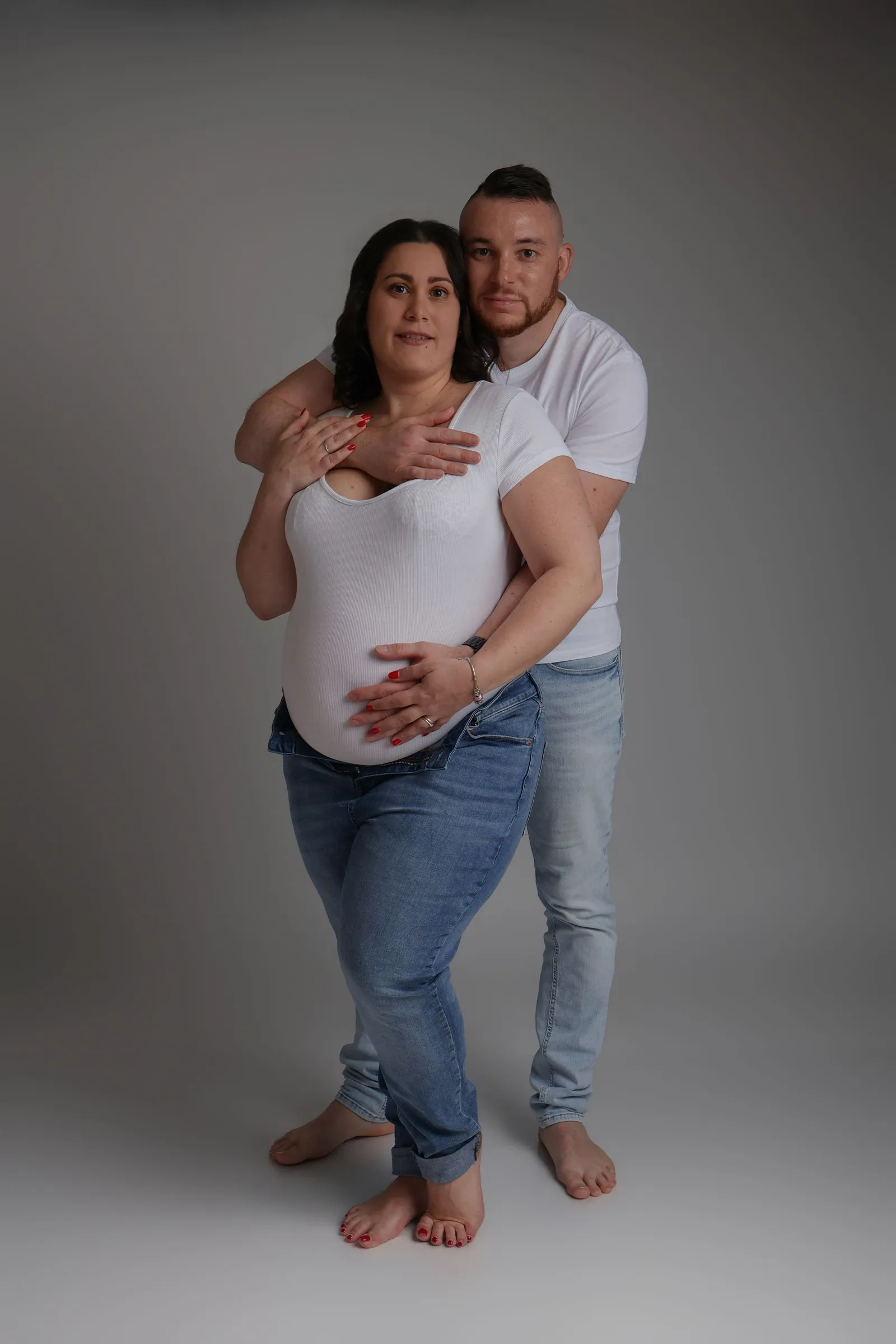 Couple enceinte en studio, femme en blanc, séance grossesse - Cindy Poulet photographe