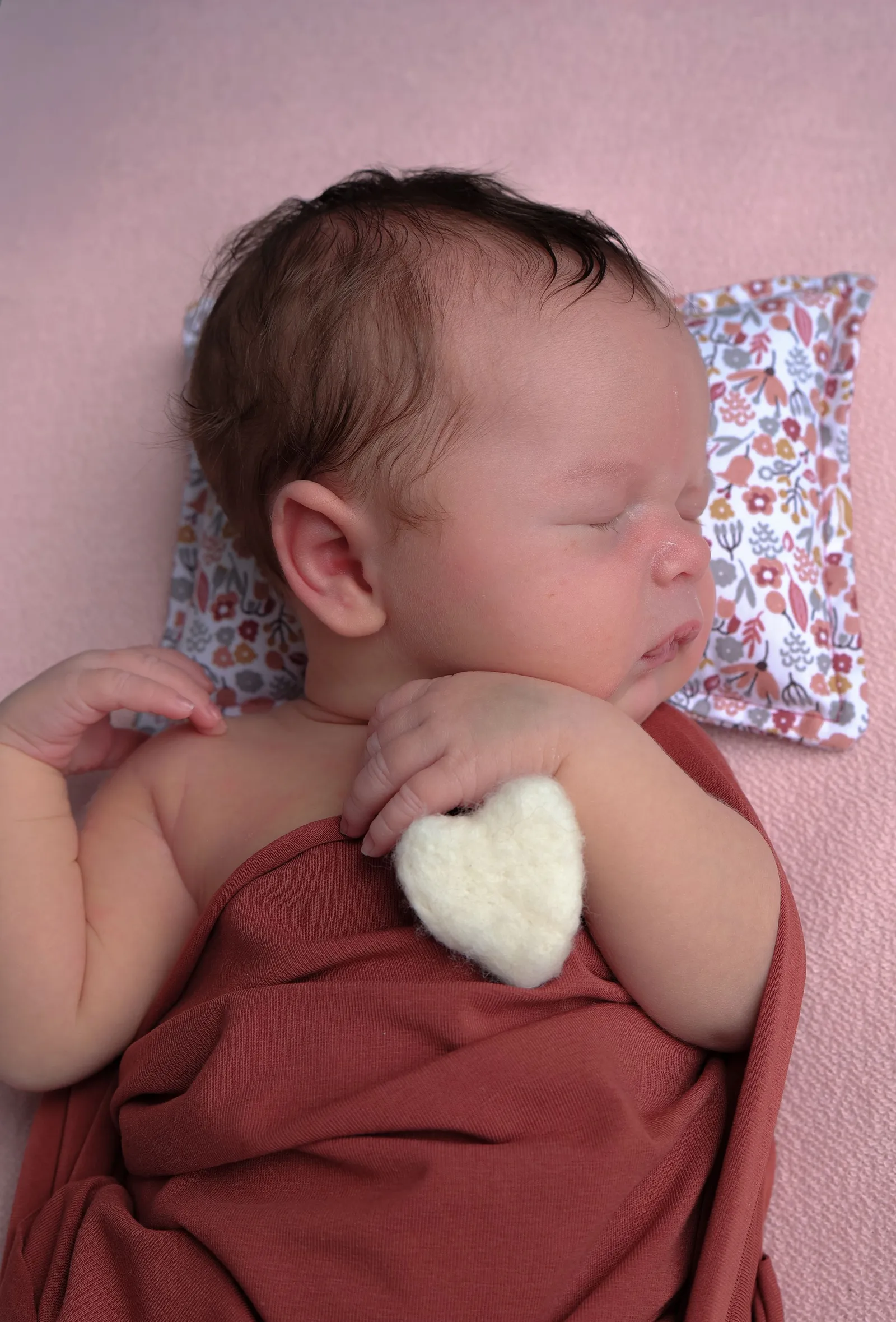 Nouveau-né emmailloté en tissu bordeaux, portrait naissance - Cindy Poulet photographe