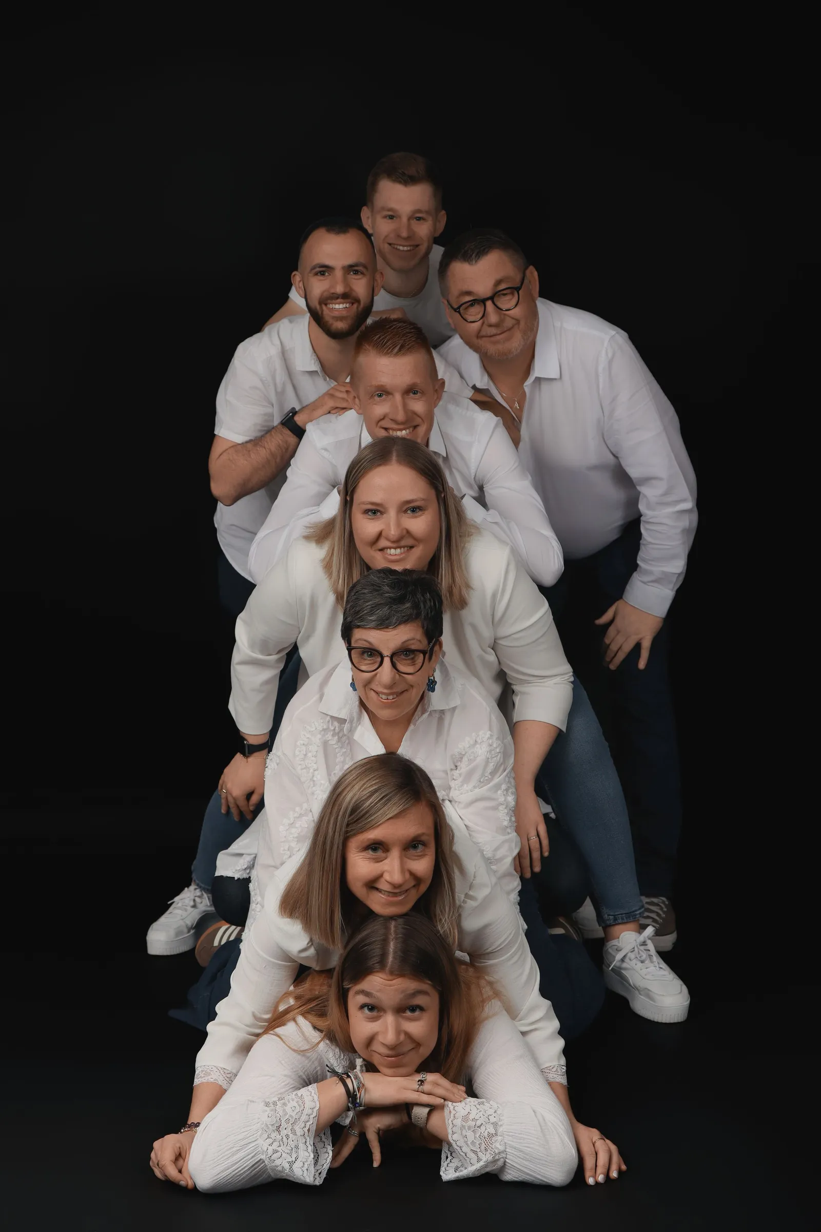Portrait de famille en studio, photo en noir et blanc