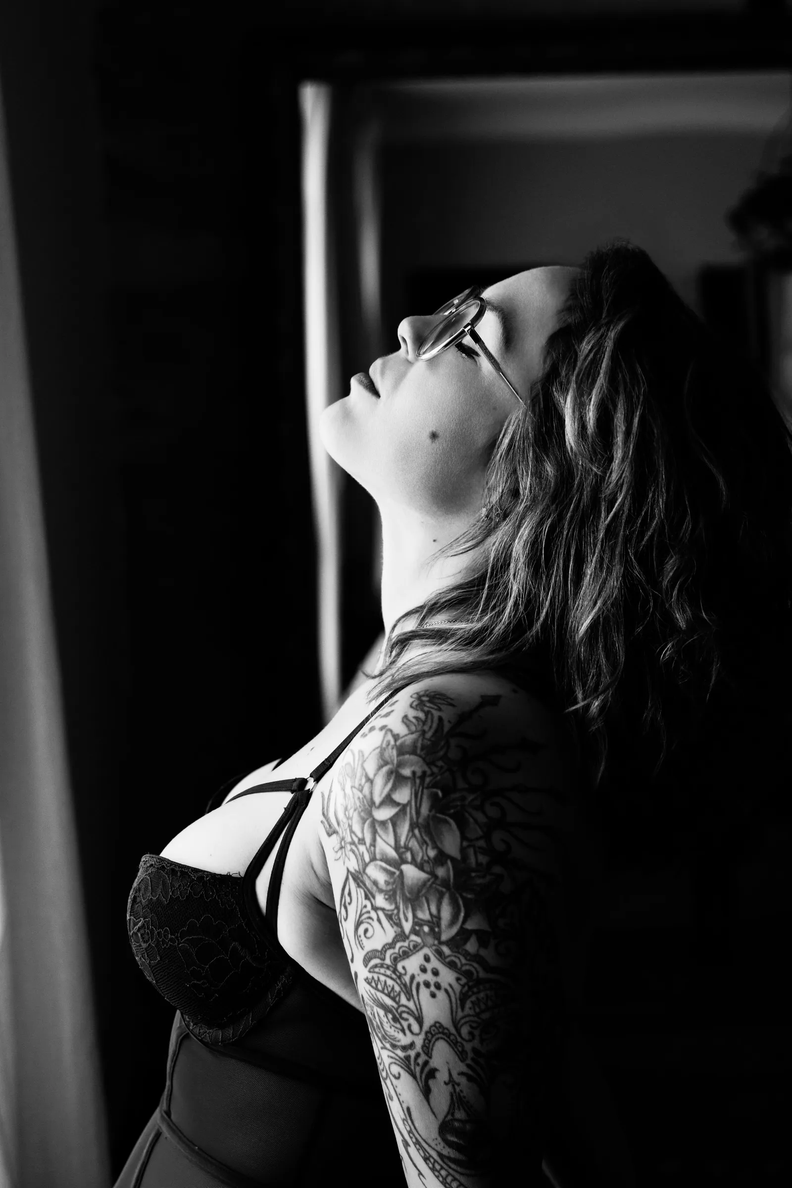 Femme en lingerie debout, portrait boudoir artistique