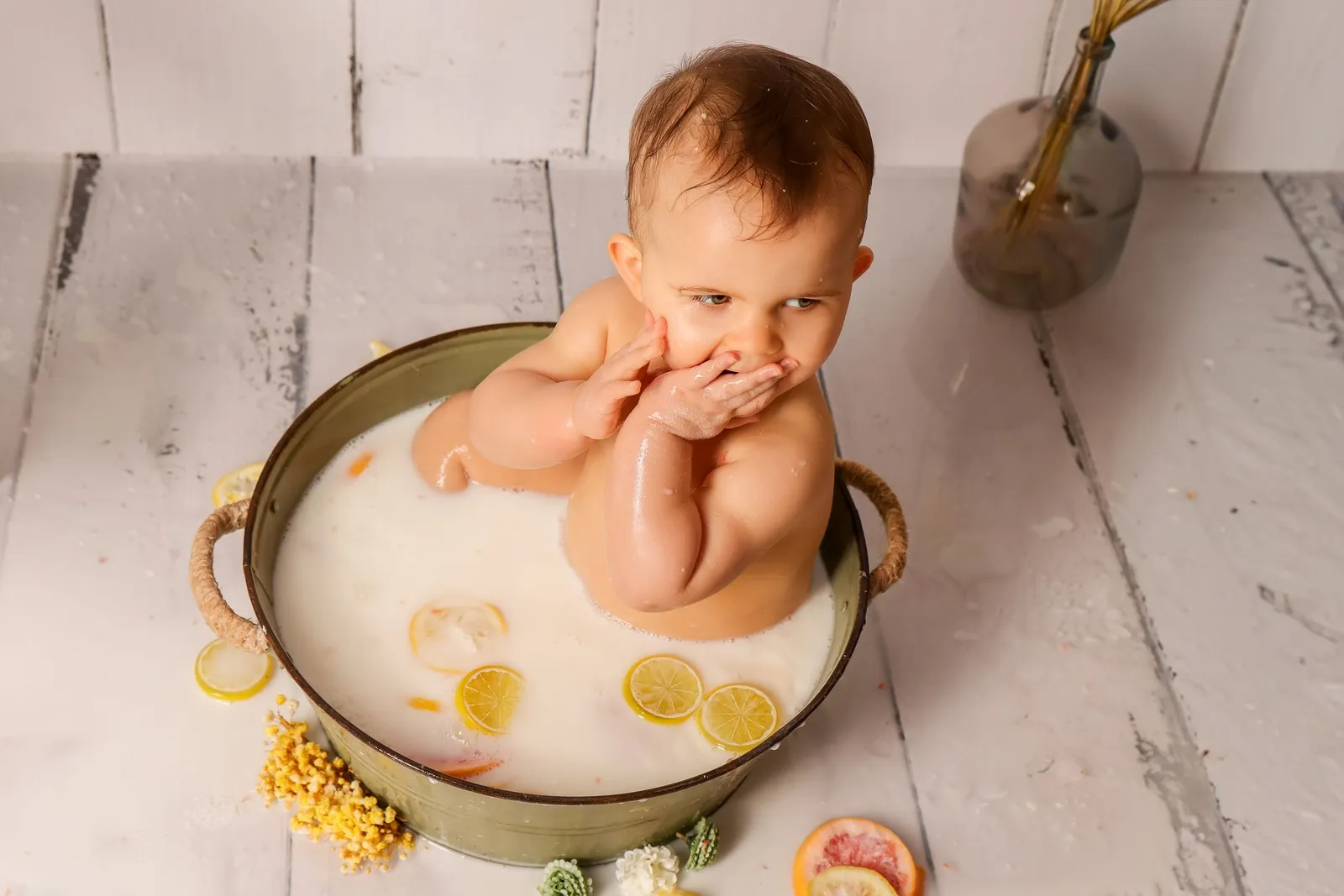 Photographie créative de studio : bébé dans un bain de lait aux tranches de citron, séance photo artistique par Cindy Poulet Photographe