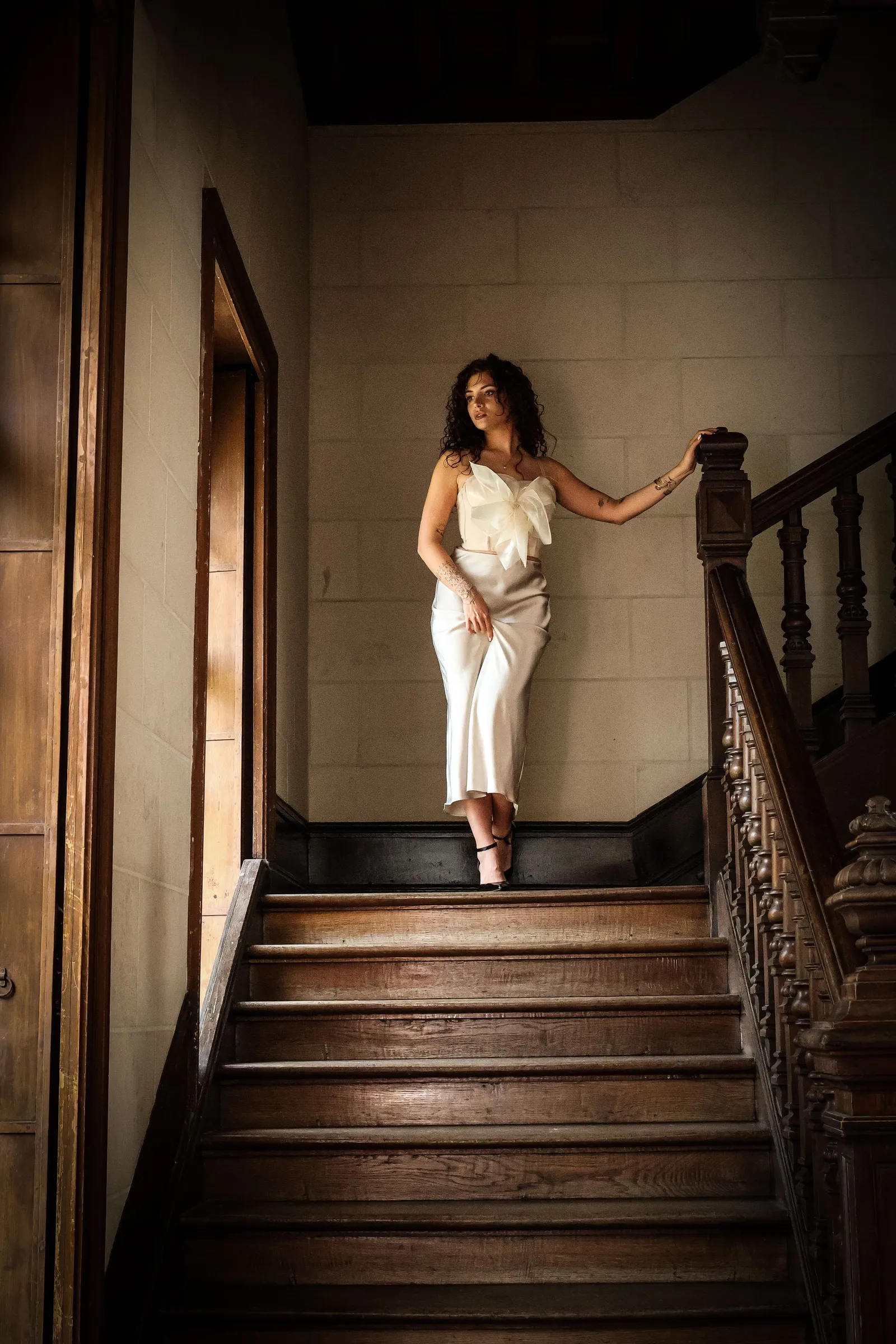 Femme élégante descendant un escalier en bois, portrait lifestyle - Cindy Poulet photographe